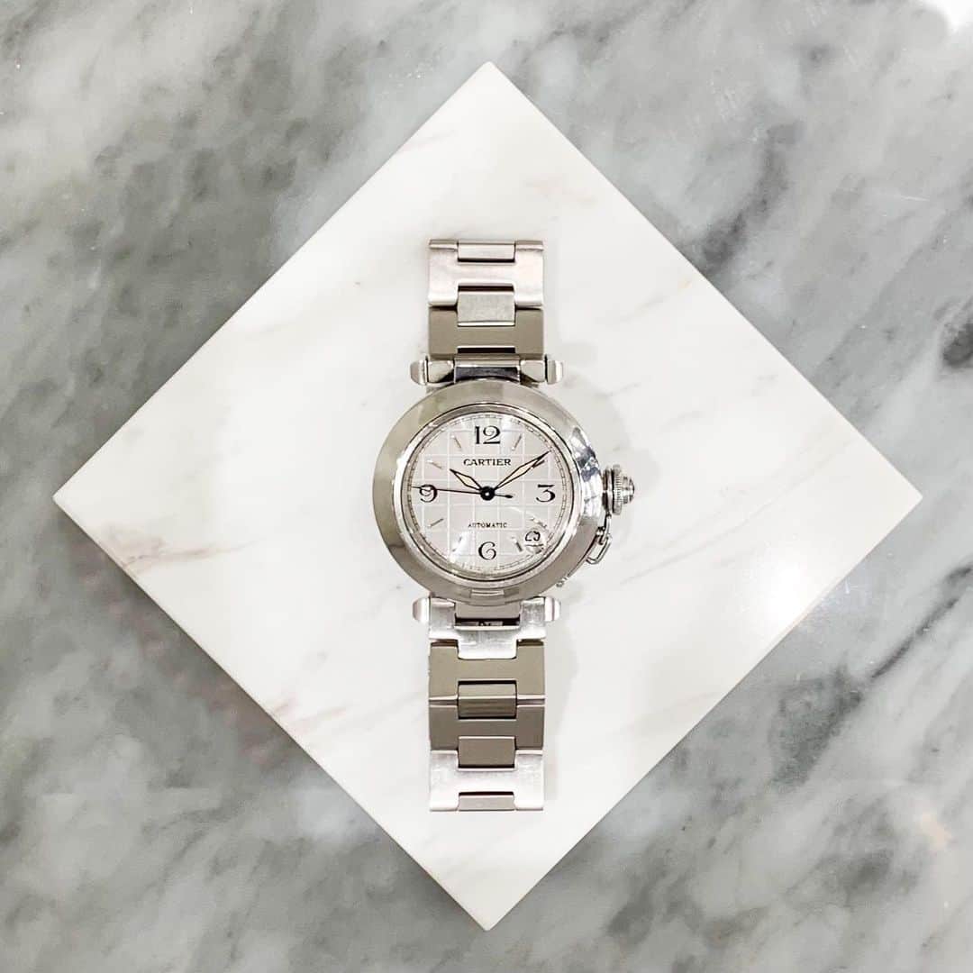 HIROBさんのインスタグラム写真 - (HIROBInstagram)「🎁Valentine day gift special❣️ HIROBでお取り扱いの特別なアンティークウォッチはいかがでしょうか ⠀ ✔️CARTIER PASHA Date Silver ¥297,000(税込) 大宮ルミネ ⠀ そろそろバレンタインデーが近づいてきましたが、ご準備はお済みですか？ 今年はちょっと特別にチョコと一緒に時計のプレゼントはいかがでしょうか？ ⠀ 大切な方にプレゼントはもちろん、 ご夫婦や、カップルでお付けいただける ペアウォッチをご用意いたしております。 ⠀ 素敵なアンティークウォッチを 是非ペアでお楽しみください！ ⠀ ■新宿ルミネ 03-5908-2680 ■有楽町ルミネ 03-5222-1743 ■大宮ルミネ 048-782-5383 ⠀ ※各店舗により在庫は異なりますので、 在庫状況や通信販売につきましては各店舗へお問い合わせください ⠀ #hirob #baycrews #baycrewsstore #watch #vintagewatch #vintage #antique #antiquewatch #cartier #vintagecartier #antiquecartier #cartierwatch」2月9日 19時32分 - hirob.jp