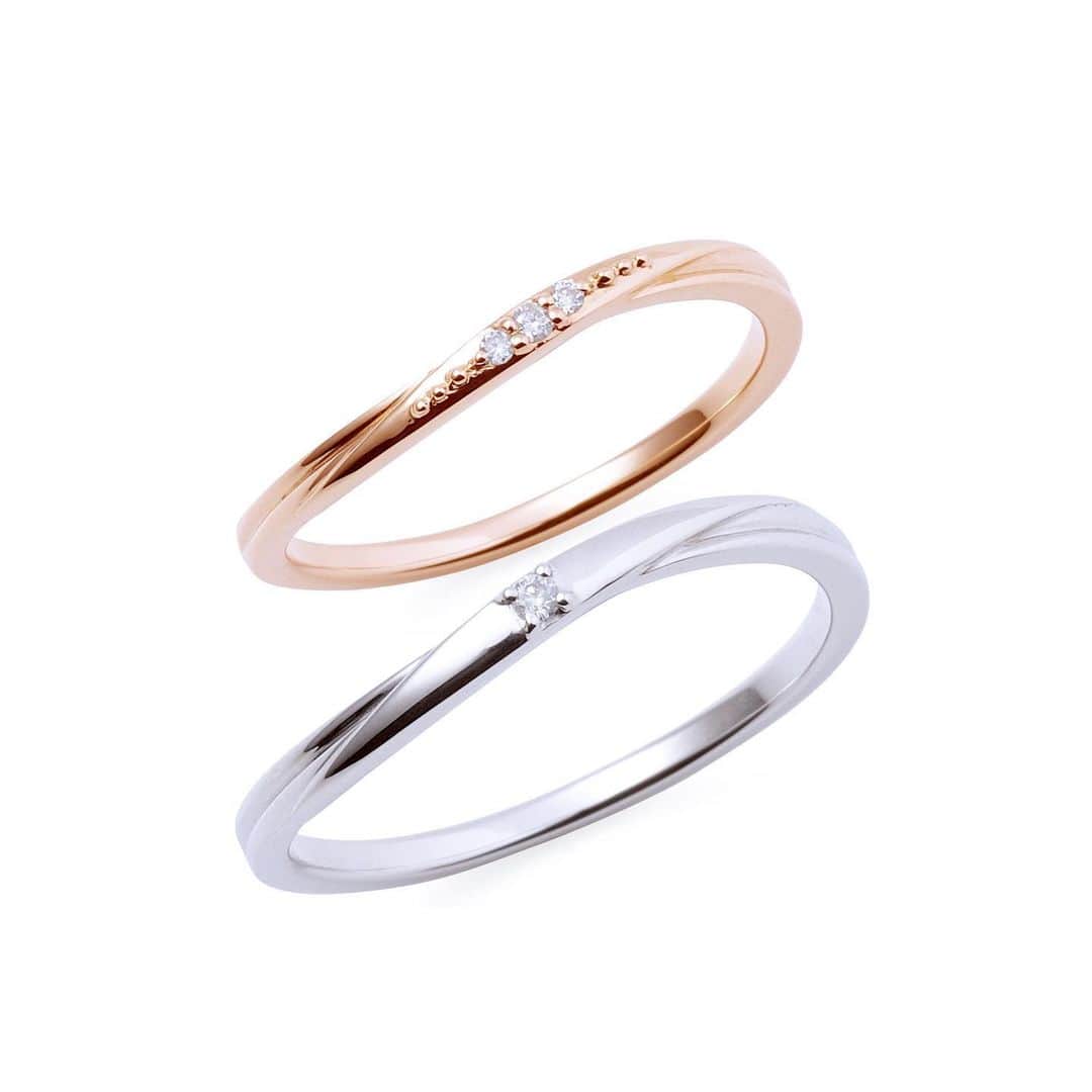 THE KISS ザ・キッスさんのインスタグラム写真 - (THE KISS ザ・キッスInstagram)「. 細みのウェーブラインが柔らかな印象のK10ペアリング。 手元になじむ着け心地のよさが魅力です⁎⁺˳✧༚。  リング中央には「永遠」を意味するダイヤモンドをレディースには3石、メンズには1石セットしたロマンチックなデザインです。  #thekiss #jewelry #ring #necklace #present #gift #couple #pairjewelry #ザキッス #THEKISSペアリング #ペアリング #ペアネックレス #ジュエリー #デート #カップル #指輪 #ネックレス #お揃い #バレンタイン」2月9日 19時33分 - thekiss_love_happy