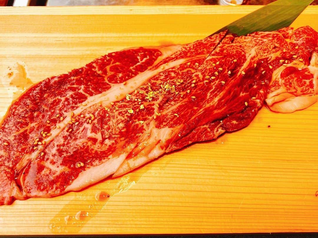 倉田雅世のインスタグラム：「今日は #丑年の肉の日 だそうですが、夜は餃子でした。 写真は、いつぞやの焼き肉屋さんにて、店長からのプレゼント金箔つきです。 また行きたいなあ。」