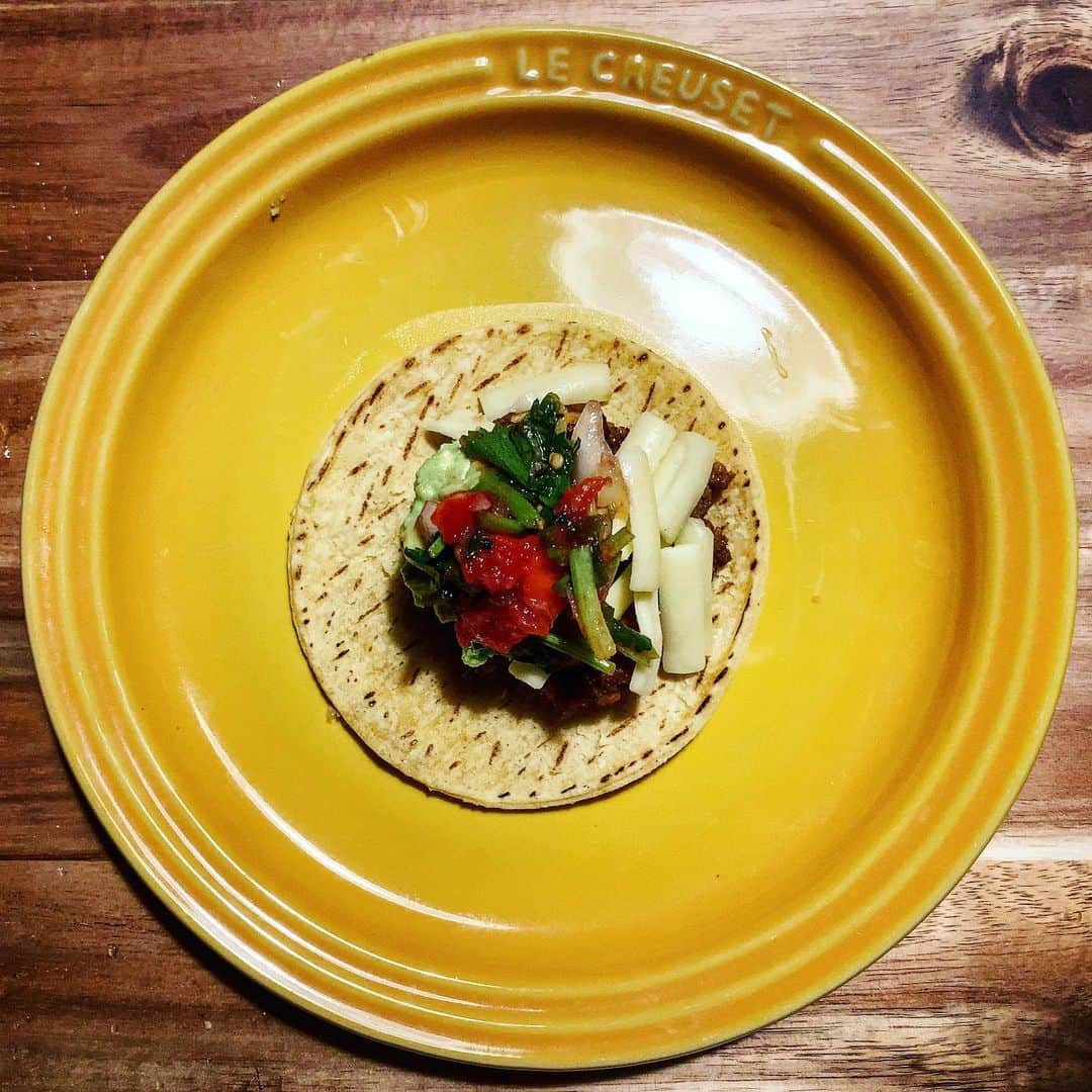 のインスタグラム：「晩ごはん。 2日続けてタコス。 もう1日くらいらいける。 最高✌🏻 #イケウチ家の食卓 #みちょ食堂」