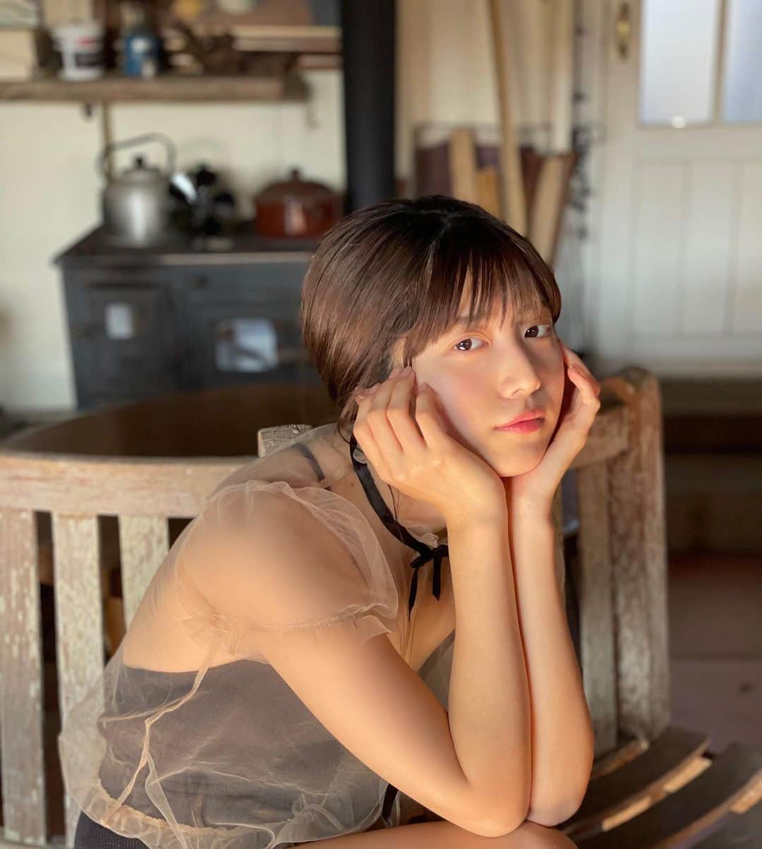 吉田莉桜さんのインスタグラム写真 - (吉田莉桜Instagram)「・ ・きっと、これも.. ・ ・ ・ 本日発売『ヤングチャンピオン』の表紙と巻頭グラビアをさせて頂きました。 今回も推し事宜しくお願い致します。 #ヤングチャンピオン #表紙 #エモい」2月9日 19時38分 - yoshida_rio_official