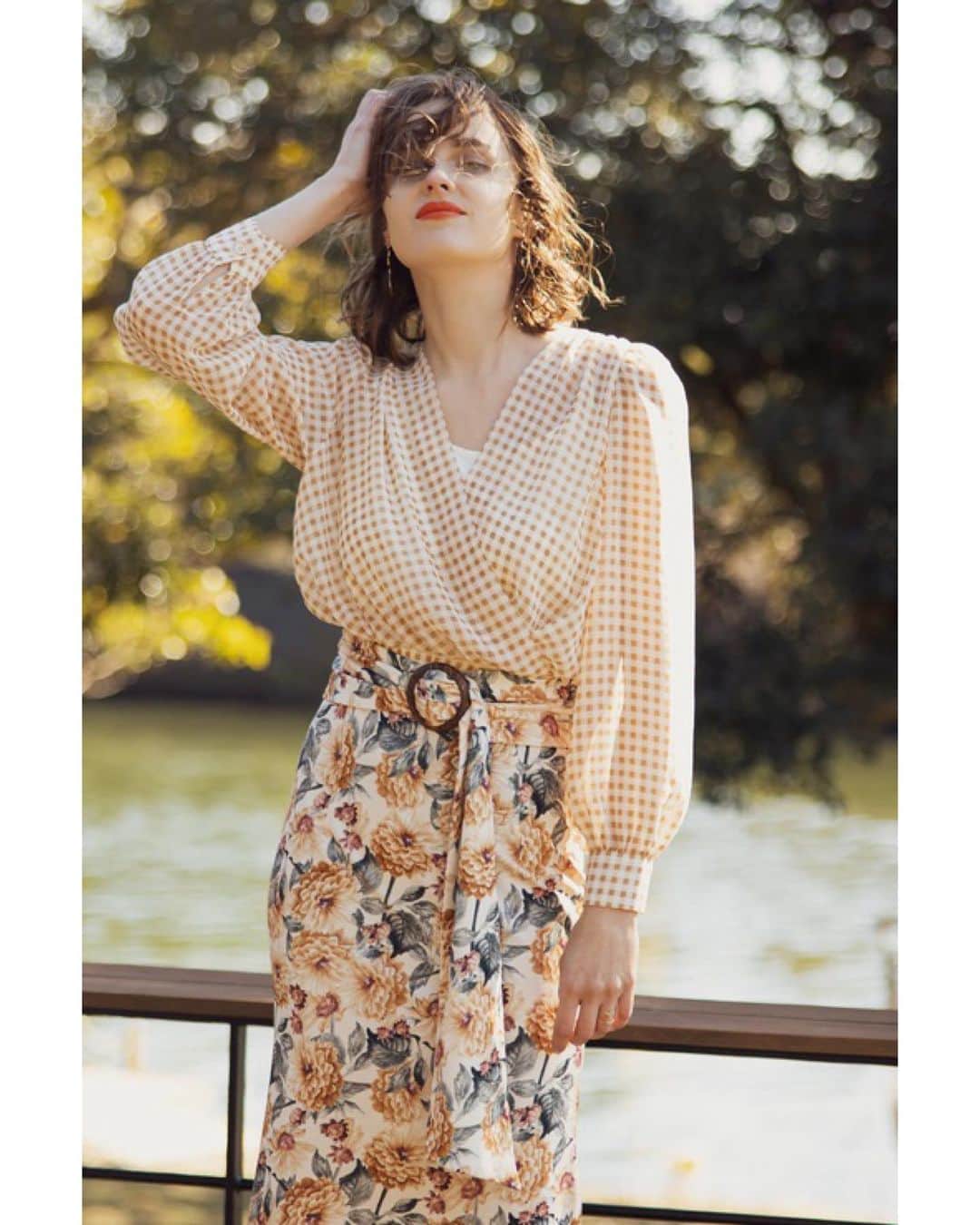 デュラスアンビエントのインスタグラム：「AMBIENT SPRING 2021 COLLECTION 無地4色とトレンドのギンガムチェックを展開。 色気とクールを両立させたAMBIENTらしいデザインのブラウス ▫ 𝗧𝘂𝗰𝗸 𝗰𝗮𝗰𝗵𝗲-𝗰𝗼𝗲𝘂𝗿 𝗹𝗮𝗱𝘆 𝗯𝗹𝗼𝘂𝘀𝗲 【2月17日(水)発売予定】 〈Check,Off white,Beige,Green,Black〉  ダリアの花柄が華やかなスカート。 伸縮性高いタイトシルエットで 裾のカッティングデザインとチラリと見える配色の裏地、ココナッツバックルベルトがポイント ▫️ 𝗙𝗹𝗼𝘄𝗲𝗿 𝘄𝗶𝗱𝗲 𝗯𝗲𝗹𝘁 𝗺𝗶𝗺𝗼𝗹𝗲𝘁 𝘀𝗸𝗶𝗿𝘁 〈Yellow,Pink/sky,Blue〉 ＿＿＿＿＿＿＿＿＿＿＿＿＿＿＿＿＿＿＿＿ www.ambient-online.com @ambientofficial #アンビエント#ambient_official #springcollection #spring2021」