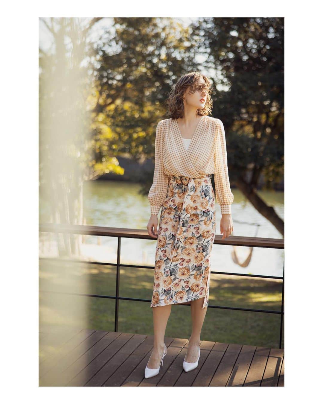 デュラスアンビエントのインスタグラム：「AMBIENT SPRING 2021 COLLECTION 無地4色とトレンドのギンガムチェックを展開。 色気とクールを両立させたAMBIENTらしいデザインのブラウス ▫ 𝗧𝘂𝗰𝗸 𝗰𝗮𝗰𝗵𝗲-𝗰𝗼𝗲𝘂𝗿 𝗹𝗮𝗱𝘆 𝗯𝗹𝗼𝘂𝘀𝗲 【2月17日(水)発売予定】 〈Check,Off white,Beige,Green,Black〉  ダリアの花柄が華やかなスカート。 伸縮性高いタイトシルエットで 裾のカッティングデザインとチラリと見える配色の裏地、ココナッツバックルベルトがポイント ▫️ 𝗙𝗹𝗼𝘄𝗲𝗿 𝘄𝗶𝗱𝗲 𝗯𝗲𝗹𝘁 𝗺𝗶𝗺𝗼𝗹𝗲𝘁 𝘀𝗸𝗶𝗿𝘁 〈Yellow,Pink/sky,Blue〉 ＿＿＿＿＿＿＿＿＿＿＿＿＿＿＿＿＿＿＿＿ www.ambient-online.com @ambientofficial #アンビエント#ambient_official #springcollection #spring2021」