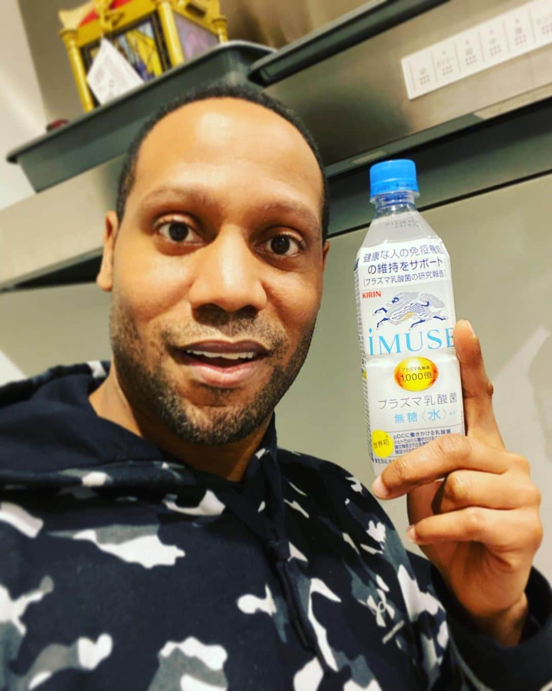 ダンテ・カーヴァーのインスタグラム：「いただきます！今からご飯とイミューズタイムです。😄 好きな飲み物です！ みんなさん、トライしてみて下さい！  #イミューズ #プラズマ乳酸菌 #私のおすすめはレモン  #免疫 #キリンビバレッジ #KIRIN  #underarmour」