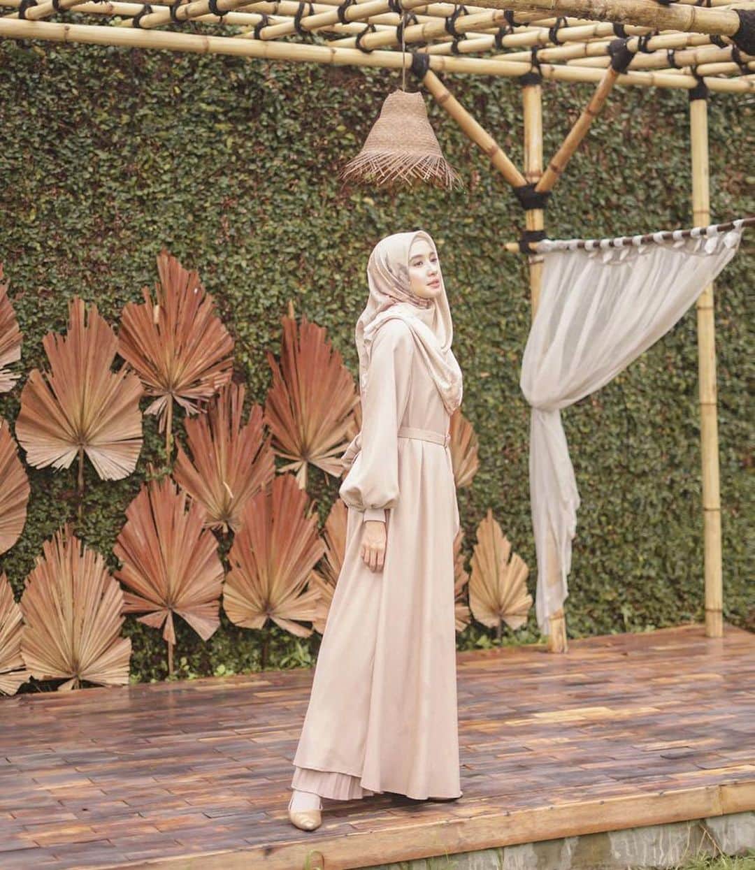 ラウディアシンシアベラのインスタグラム：「Bismillah..   Alhamdulillah Khaula Series sudah launching hari senin kemarin ✨  dengan 7 variasi warna.  Khaula Series model yang simple tapi ada details di bagian lengan. Dan aku suka banget dengan cutting'an nya,Bisa di pakai santai sehari atau Bisa juga untuk pergi karena bahan nya sangat nyaman dan belt nya jugaaa.. 🥰  Yukk langsung cek instagramnya @lbylcb untuk lihat warna-warna dari Khaula Series 🌻✨❤️  Have a great day Lgirls!😊」