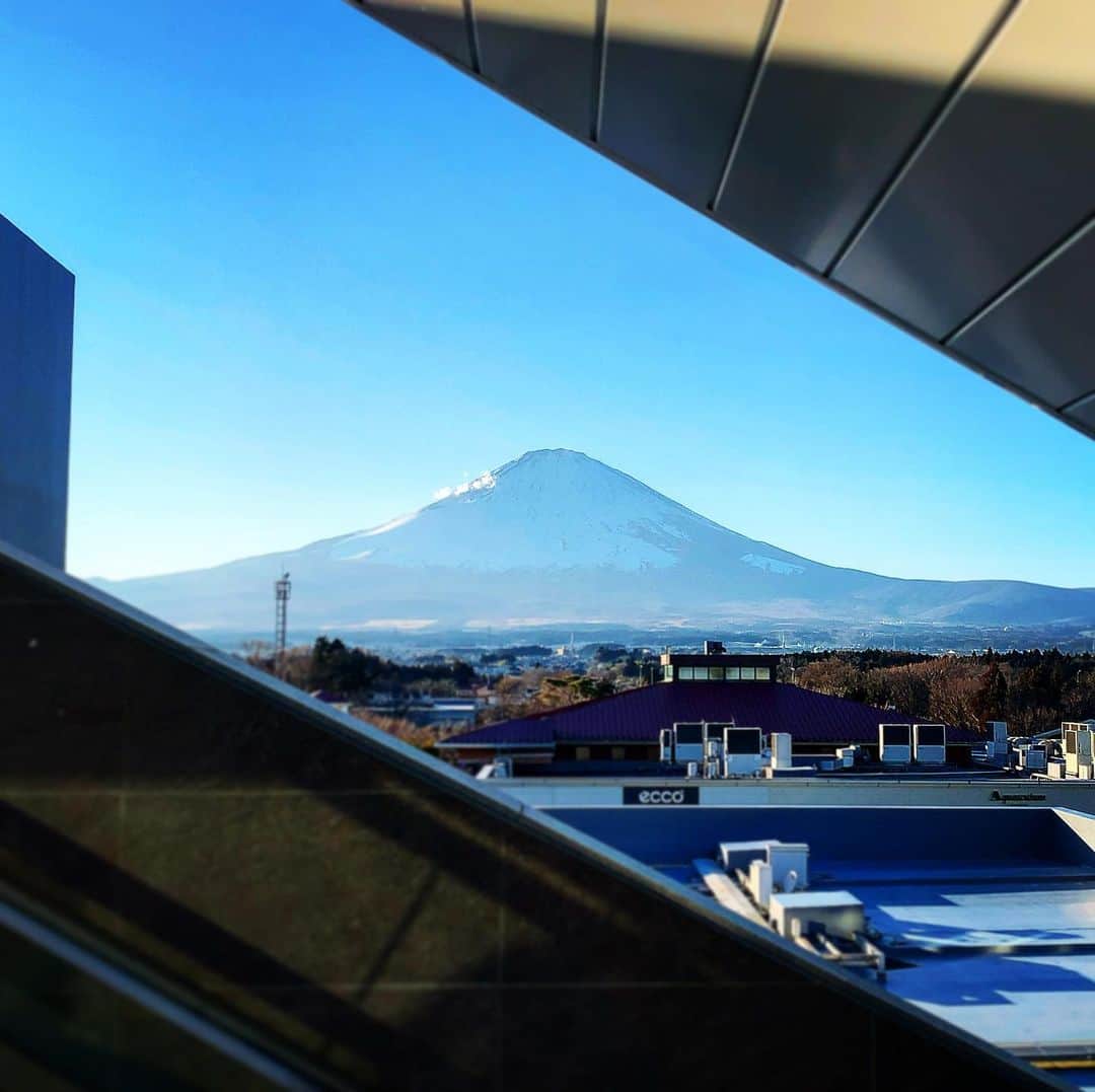 のインスタグラム：「今日は久々に買い物しに御殿場へ。 なかなかよく歩きましたとさ。 今日は富士山キレイに見えたなー。 #イケウチ家さまよう」