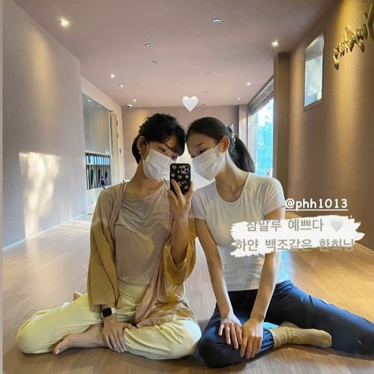 パーク・ファン・ヒーのインスタグラム：「🧘🏻‍♀️💕」
