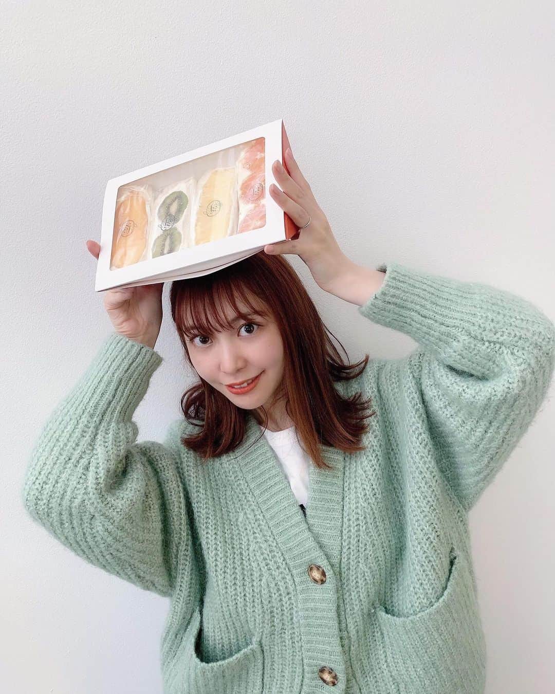 のインスタグラム：「🥭🍊🍍🥝﻿ 人生初フルーツサンドが﻿ これってなんて贅沢なの、、🥭﻿ ﻿ ﻿ @fruitsandseason ﻿ ﻿ ﻿ 生クリームが豆乳だったから﻿ ふわっと軽くて、甘過ぎない◎﻿ そしてフルーツがおいしすぎる。﻿ これは夢中になっちゃうね、、🤤🍊﻿ ﻿ ﻿ ﻿ #fruit #fruitsandwich #fruitsandseason #sweets #フルーツサンド #フルーツ #フルーツアンドシーズン #スイーツ #恵比寿グルメ #恵比寿﻿ ﻿」