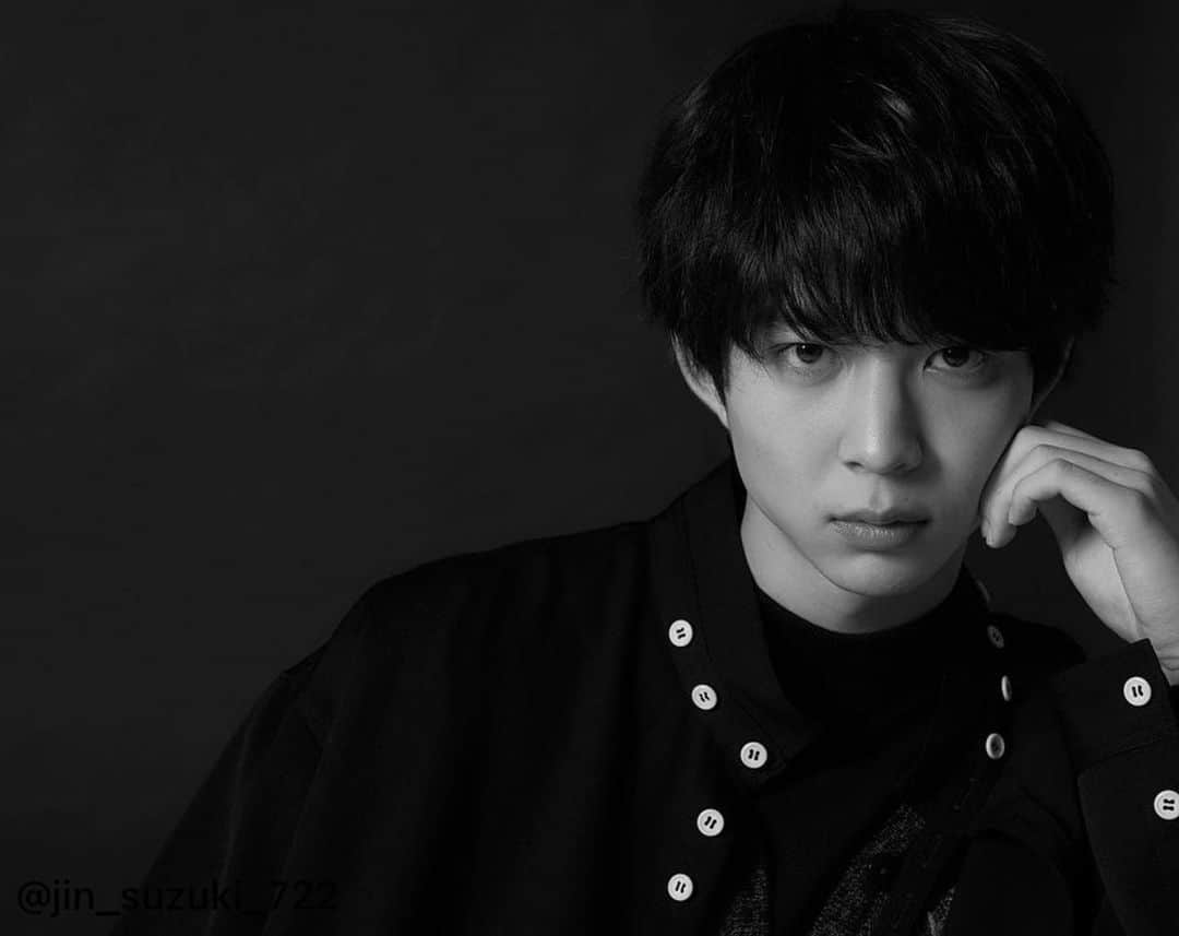 のインスタグラム：「my work! @jin_suzuki_722  2021-2022 カレンダー アザーカット  photo/ @takuyaiioka  styling/ @st_tam  hair make/ @yudai_makino」