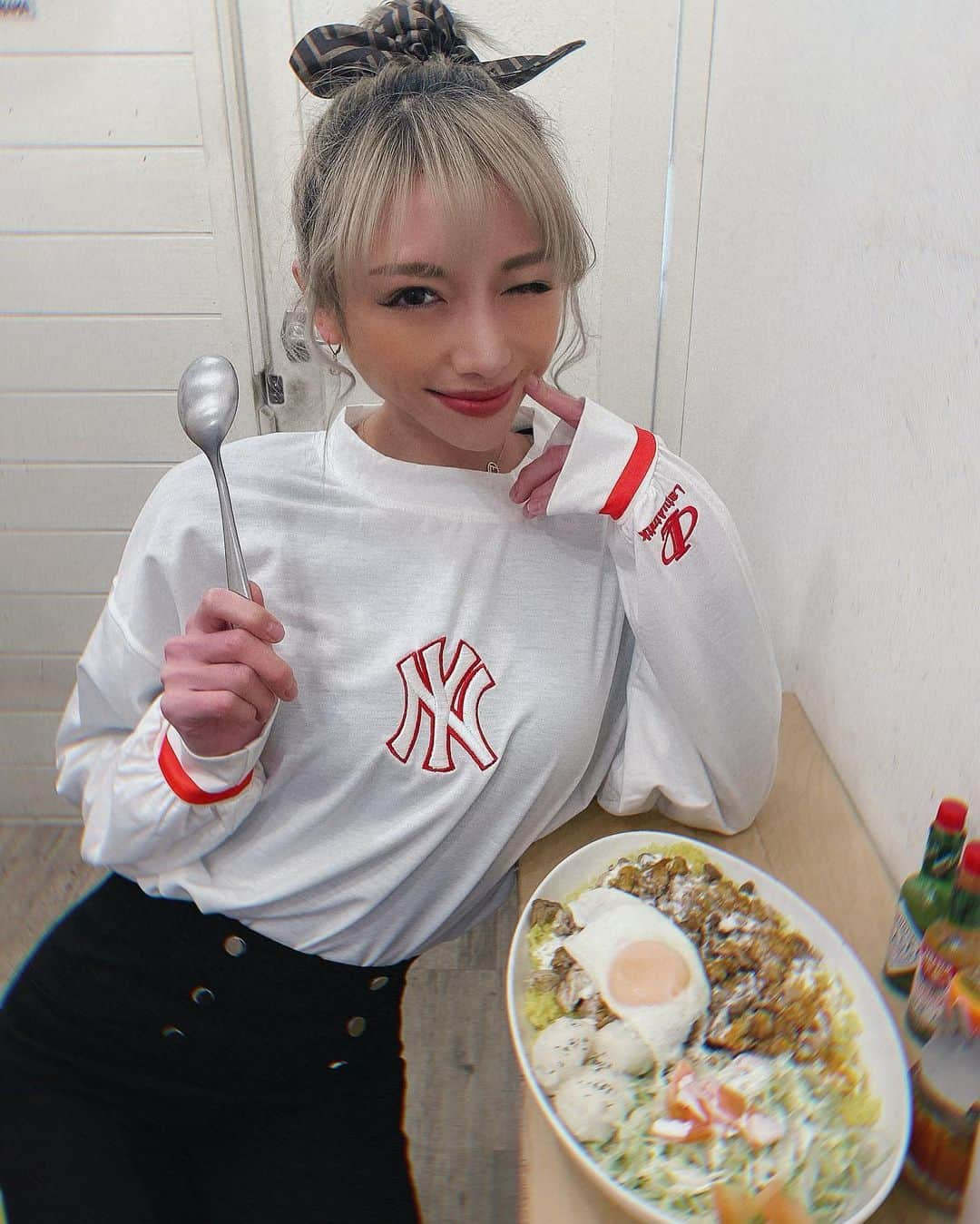 角田麻央さんのインスタグラム写真 - (角田麻央Instagram)「Happy Tuesday❤️  チキンオーバーライス食べて動物園行ったよ☺️ わたしは毎日肉の日だよ笑笑  何億年ぶりに赤リップとか塗っちゃって🤪 #肉の日 #家族時間 #ママコーデ #ママライフ #男の子ママ #我が家には曜日がない #火曜好き #trendgossip #yankees #newyorkyankees」2月9日 19時53分 - maotsunoda888