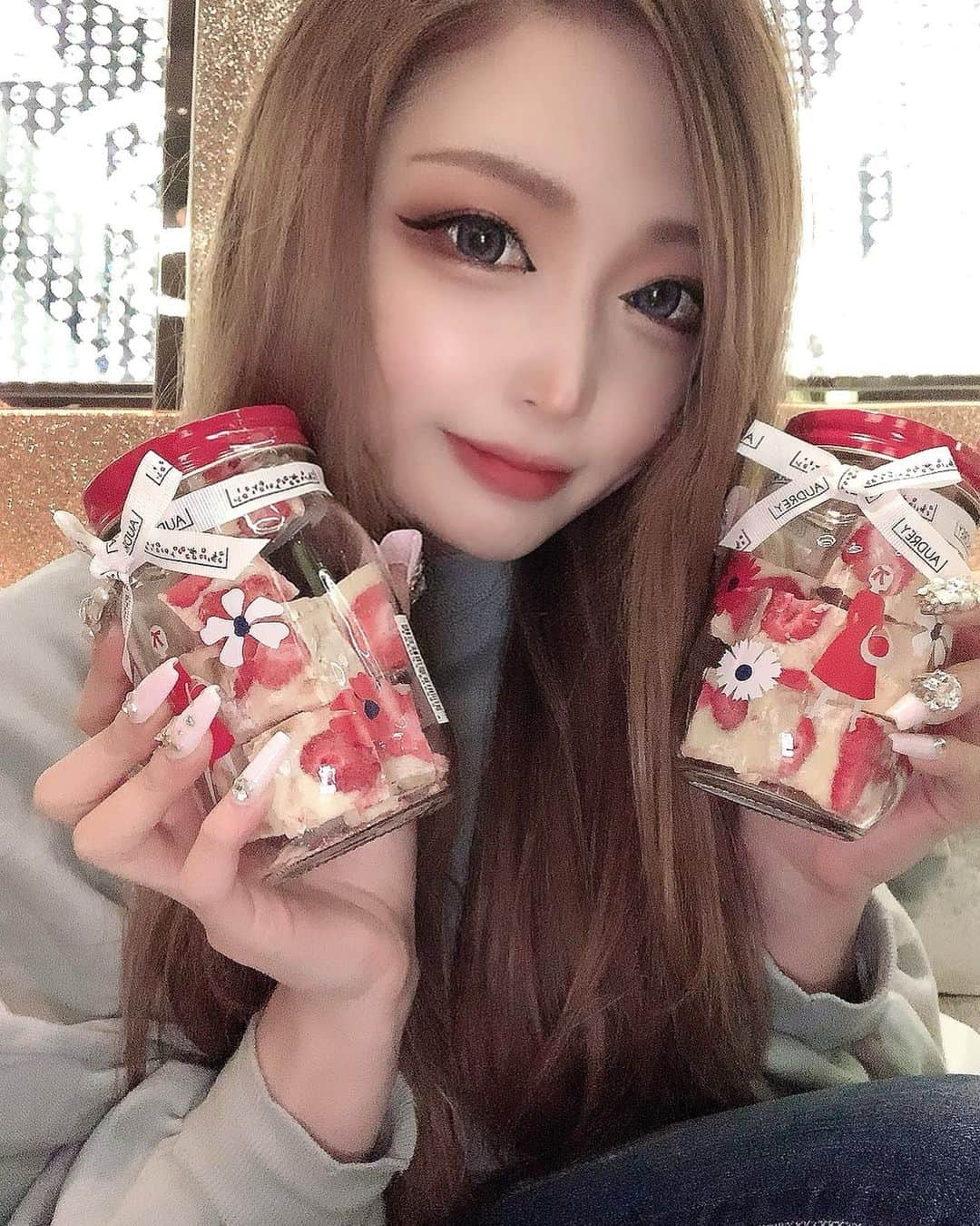 つきののインスタグラム：「. ・ ・ アムールデュショコラ行ってきた！ 毎年買ってるオードリー🍓 自分用に2つ買ったよ🐷 ・ ・ ・ #オードリー #audrey #アムールデュショコラ #amourdechocolat #バレンタイン #valentine #ゴールド #gold #錦 #錦3 #名古屋 #ナイツネット #キャバ嬢 #キャバクラ #キャバ #歌舞伎町 #六本木 #北新地 #ミナミ #中洲 #すすきの #ギャル #ネイル #Tバック #ドレス」