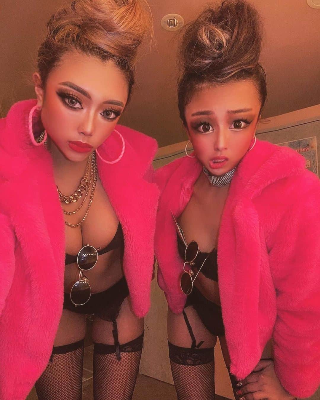 CHOCOのインスタグラム：「黒肌コンビ🤪💕  #utage#utagesapporo #ウタゲサッポロ#utagedancer#gogodancer #ゴーゴーダンサー#札幌#サッポロ#sapporo#すすきの#黒肌＃リーゼントヘア#髪型#衣装#ナイトクラブ#パリピ#夜遊び」