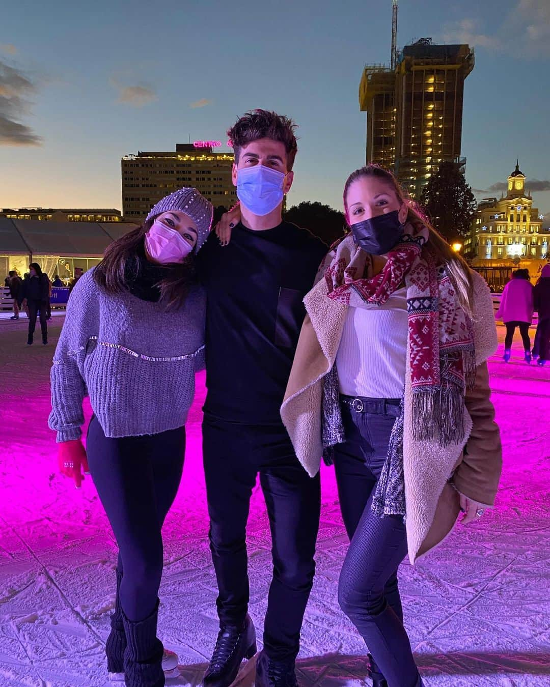 セリア・ロブレドさんのインスタグラム写真 - (セリア・ロブレドInstagram)「Miss this ❄️   #missthis #fam #skatingfam #iceskating」2月9日 19時46分 - celia_robledo