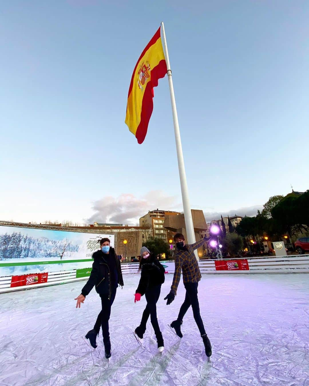 セリア・ロブレドさんのインスタグラム写真 - (セリア・ロブレドInstagram)「Miss this ❄️   #missthis #fam #skatingfam #iceskating」2月9日 19時46分 - celia_robledo