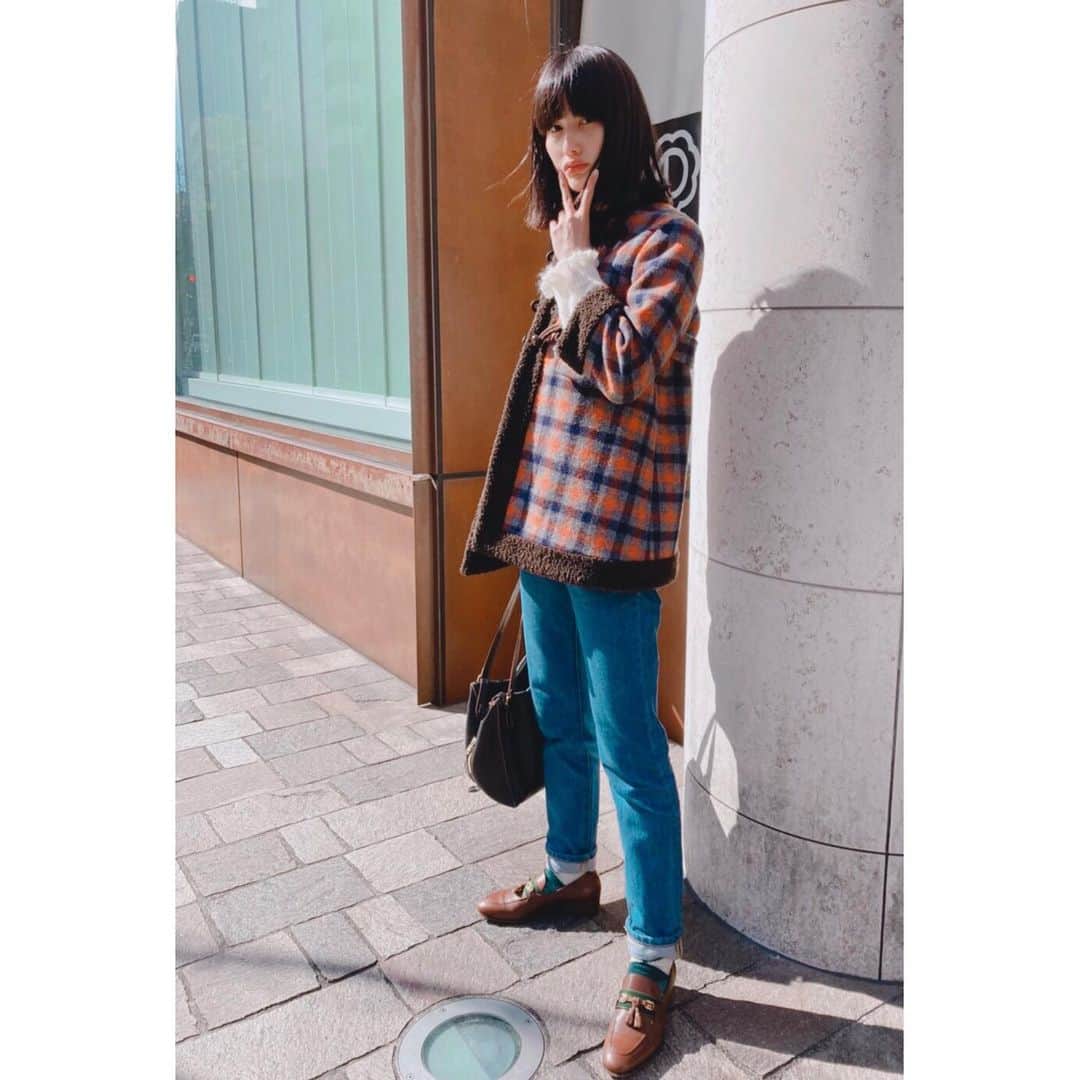 橋本愛さんのインスタグラム写真 - (橋本愛Instagram)「昨日はラブすぎ#gucci のコートとローファーで武道館に行ったよ。 この子供服のシリーズがかわいすぎてかわいすぎて、、この絶妙なちっちゃさがかわいすぎるのだ。  プライベートでかっこつけて写真撮るの冷や汗すぎ🥶  わざわざ私服撮って見せるの何億年ぶりで冷や汗すぎ🥶」2月9日 19時49分 - ai__hashimoto