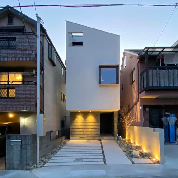 ミサオケンチクラボのインスタグラム：「『本山中町の家』のオープンハウスのお知らせ ・ 建築主様のご厚意により、私どもが設計・監理させていただいた『本山中町の家』のオープンハウス（完成住宅見学会）を、下記日時に開催させていただくことになりました。 住宅が密集する地域で、光庭のある明るく開放的な住まいを実現しています。 デザインはもちろんのこと、こだわりの材料やさまざまな工夫を、随所にちりばめた住宅になりました。  ※広告がうまくいかなかったので、再掲載させていただいております  ■開催日時：2月20日（土）10:00～18:00 　　　　　　2月21日（日）10:00～16:00  ■建築場所：神戸市東灘区本山中町  ■お申し込み方法 下記お申し込み先にて、以下をご記入ください ・お名前 ・ご住所 ・ご来場予定日時 ・人数 ・携帯電話番号（緊急連絡以外には使用いたしません） ・ご相談したいことがあればご記入ください。  ■お申し込み先 有限会社ミサオケンチクラボ E-mail：info@misaoarc.com （SNSのメッセージでも受け付けます）  ■注意事項 ・個人のお客様の住宅ですので、完全予約制とさせていただいております。 ・新築・リノベーションをご検討中の方のみとさせていただきます。 ・興味本位での見学はお断りさせていただいております。 ・詳しい場所は、お申込み時にご連絡いたします。 ・万一、建物や器物を破損された場合は、弁償していただくことがあります。 ・小学3年生以下のお子様は、ご入場をお断りさせていただいております。 ・自動車でお越しの際は、近隣のコインパーキング等をご利用ください。  ■コロナウィルス対策と諸注意 ・コロナウィルスの感染拡大が予想される場合は、直前に開催を中止させていただくこともございます。その場合緊急連絡先にご連絡させていただきます。 ・現地では、換気のために窓を開放しております。 ・消毒用アルコール、使い捨てビニール手袋を当方にてご用意しております。 ・マスクは各自ご用意いただき、必ず装着をお願いいたします。 ・体調のすぐれないお客様は、ご入場をご遠慮ください。 ・密集を避けるため、お申し込みが多数の場合、お断りさせていただく事があります。  #オープンハウス #OPENHOUSE  #新築#戸建住宅 #シンプル #モダン #デザイン#建築 #建築家 #建築家住宅 #注文住宅 #設計事務所 #simple #architect #architecture #design #home #左官 #天然スレート #光庭 #在来浴室」