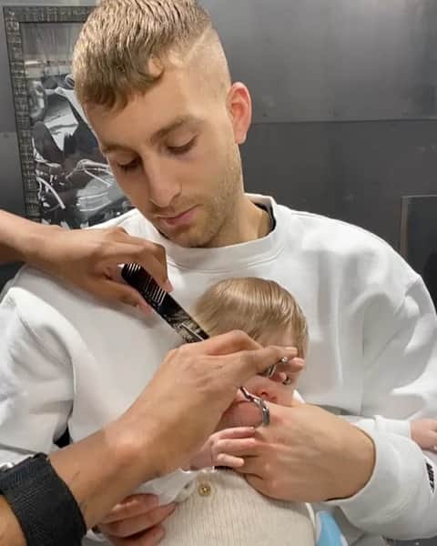 ジェラール・デウロフェウのインスタグラム：「Su primer corte de pelo 🔥✂️  Suo primo taglio di capelli 🔥✂️」
