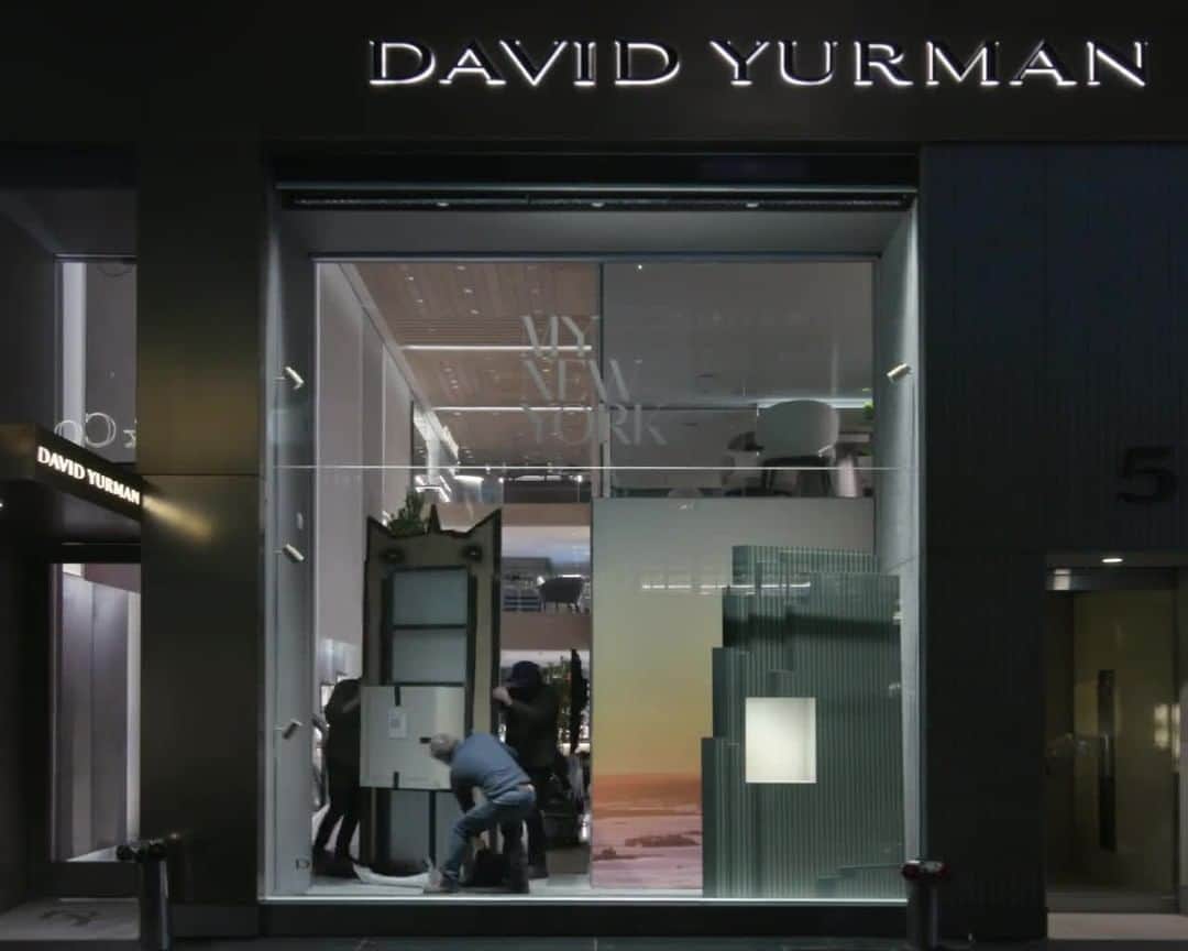 デビッドヤーマンのインスタグラム：「We 💓 NY.  Come see our latest windows celebrating our hometown and find last-minute Valentine’s Day gifts designed in NYC. #DavidYurman #ValentinesDay2021」