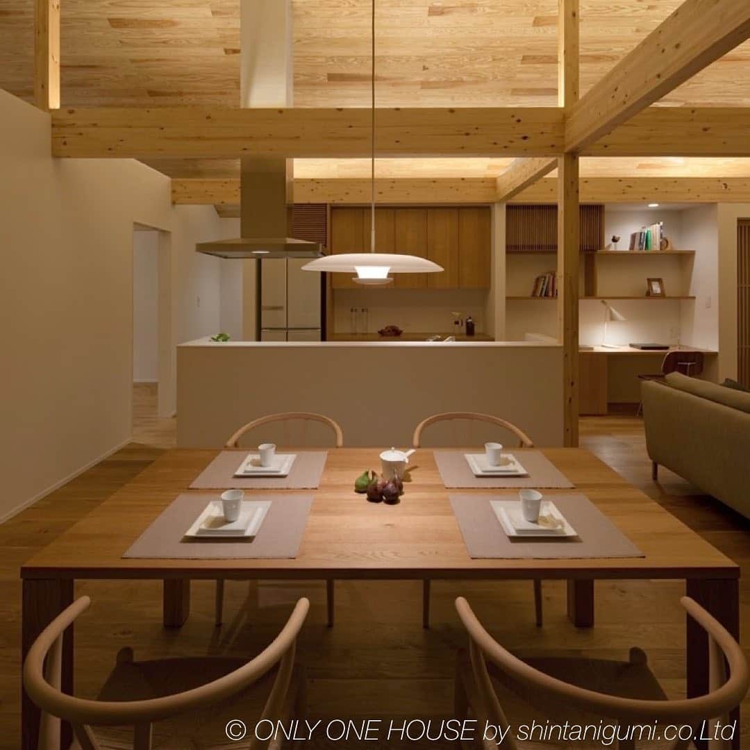 ONLY ONE HOUSE 株式会社 新谷組のインスタグラム：「* #選べる平家 はじめました。 casa basso  庭とリビングを見渡すように作られた アイランドキッチン🍳  家族の様子を見ながら 食事の準備が出来るのがいいですね🙆🏻‍♀️🍅  more phots▶︎ @shintanigumi.co.ltd   インスタ毎日更新中🌐 いいね！&フォローよろしくお願いします🌿  --------------------------------------  新谷組は土地探しから 設計施工管理の全てを 弊社で担う事ができます！  大工工務店だからこそ出来る 枠にとらわれない自由な発想で お客様のお家づくりを 全力でサポートいたします💪🏻  お気軽にご相談ください☻  #ONLY_ONE_HOUSE by shintanigumi.co.Ltd  ✭ 本社𝕋𝔼𝕃  0770-78-1255 ✭ 事務所𝕋𝔼𝕃  0770-59-2552 ✭  𝔼 𝕞𝕒𝕚𝕝  shintanigumi@outlook.jp ✭ 新谷組𝙷𝙿 http://www.shintanigumi.jp  --------------------------------------  #新谷組 #オンリーワンハウス #おおい町 #舞鶴市 #高浜町 #小浜市 #敦賀市 #若狭町 #美浜町 #新築 #一戸建て #外構工事 #改修工事 #シンプルライフ #マイホーム #注文住宅 #デザイン住宅 #自由設計 #工務店 #家事楽動線 #家づくり #モデルハウス #平家」