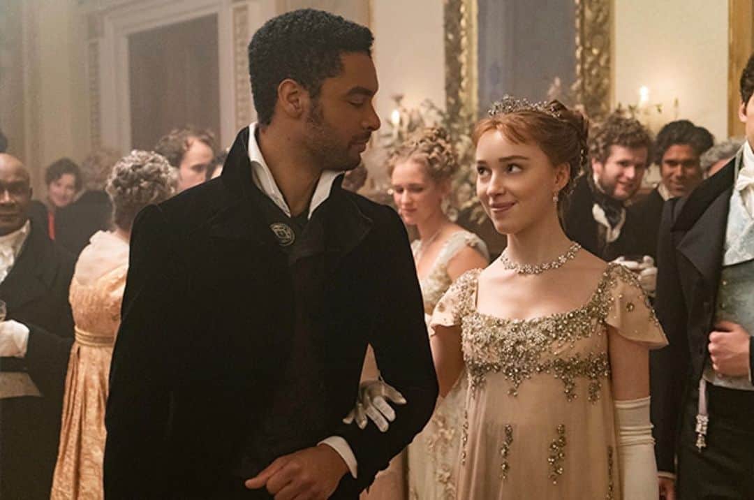 佐久間宣行のインスタグラム：「「ブリジャートン家」Netflix  19世紀のロンドン社交界で名門貴族ブリジャートン家の8人兄妹が「真の愛」を探す物語。  世界中で人気爆発中です。単純なラブストーリーかと思って先送りしてたけど、見てみたら想像の何倍も面白かったです。  古典的な上流階級ものの覗き見感覚に女性の抑圧への批評とあけすけなゴシップ感のバランスがいい。短いシーズンでハッキリ覚えられるそれぞれのキャラクターも強い。たくさん見続けるフックがあります。  シーズン2楽しみだなー。原作読んじゃおうかな。」