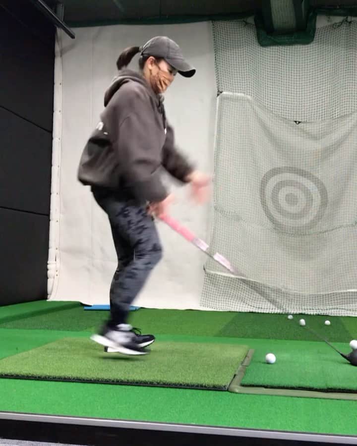 のインスタグラム：「ドライバーショット🏌️‍♀️   #ゴルフ #ゴルフスイング #ドライバーショット #ゴルフ女子  #女子プロゴルファー #みのりんレギンス #練習にもはきやすい #アネラ #パーカー」