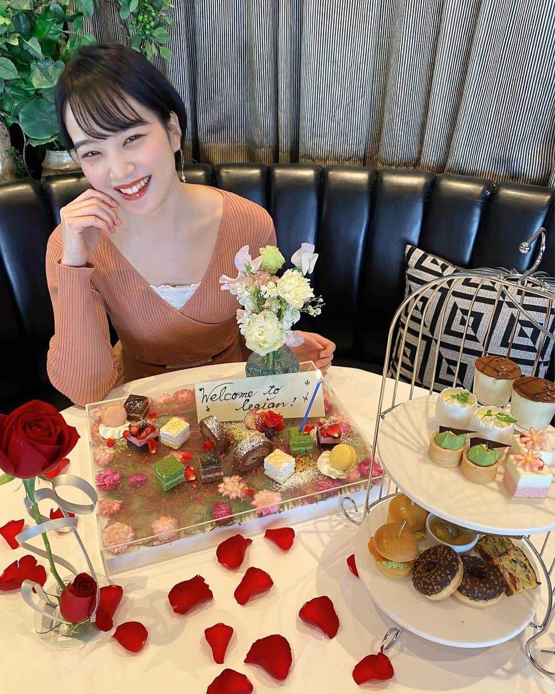 尾台彩香さんのインスタグラム写真 - (尾台彩香Instagram)「. . 渋谷　《 #legiantokyo 》 . 渋谷にあるビルの12階、素敵な空間でアフタヌーンティーしてきた🌈 🥪シェフ特製サンドウィッチプレート 🍰パティシエ特製スィーツスタンド 紅茶は10種類から選び放題☕ . 席に着くとテーブルにバラが散りばめられてた🌹 お皿の下にはお花がたくさん、デザートはミニサイズで可愛いプレートは、誕生日に最適🎂💗 . #レギャン東京 #渋谷カフェ #渋谷ランチ #アフタヌーンティー #誕生日 #記念日 #afternoontea #サロモ #ポートレート #モデル #ショートヘア  #作品撮り #ファッション #オシャレ #メイク #撮影 #tokyo #hair #model #shooting #makeup #cool #short #fashion #girls #instagood #photography #尾台彩香」2月9日 20時03分 - colorful0226