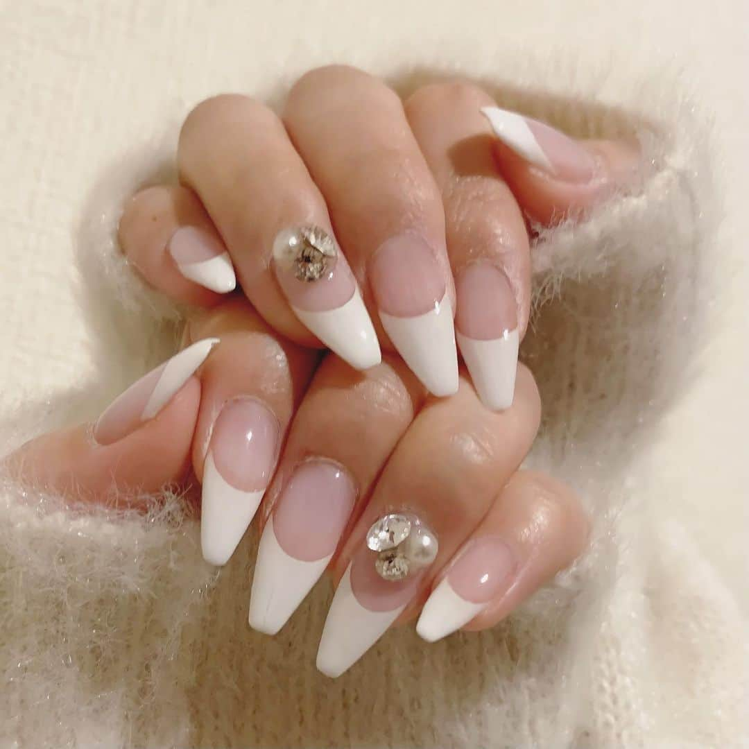 ゆりのちゃんのインスタグラム：「♡ . . . #newnail 🖤 . . . . #ネイル #スカルプ #チップネイル  #ネイルデザイン  #フレンチネイル #シンプルネイル #ホワイトネイル #スクエアネイル  #フレンチしか勝たん #ネイルアートデザイン #nail #naildesign  #nailstagram  #nailsalon」