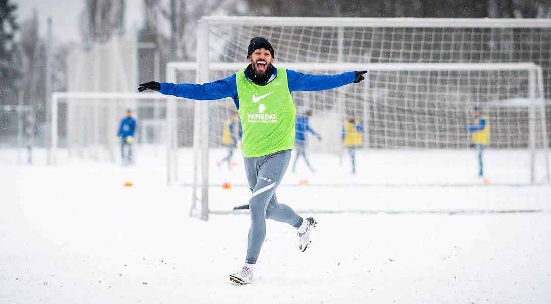 ヘルタ・ベルリンのインスタグラム：「Turnier im Schnee: ☑️  Jubeln im Schnee: ☑️ Siegerfoto im Schnee: ☑️  . . #HaHoHe #herthabsc」