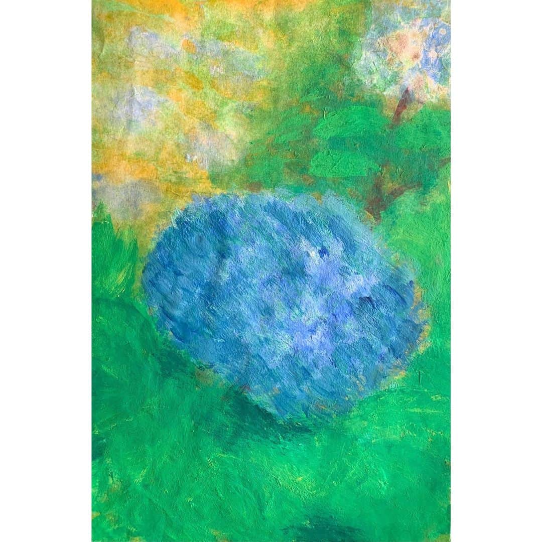 のインスタグラム：「六月の紫陽花。  ※この絵の鑑賞方法 ①スマホの画面いっぱいに絵を表示 ②スマホを置き、1.5mくらい離れる ③どうぞご覧ください  #紫陽花 #drawing #drawings #drawing🎨 #drawingart #hydrangea #少し離れて観た方がどういう絵にしたかったか解るはずなのです #🎨」