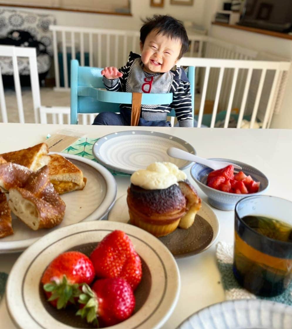 ERINA UENOさんのインスタグラム写真 - (ERINA UENOInstagram)「* 2021.02.09 #takeoutlunch ♡ 久しぶりに @yuricchi027 さんと💕 「朝採り🍓あまおう」が🥺✨ . 昨年も「栄養付けてね♪ 」といただき、 初の果物が苺だった息子は大好物に！ 今年は息子が自分の手で 初めて🍓をつかみ食べした🙌🏻感激✨ 大きな苺を2つ、ペロリ！幸せね♡ . あちこちで #テイクアウト 🍴 @stadt_mainz_2 さんの#プレッツェル 🥨 @citybakery_heiwa さんの🧁と🌭 どれも美味しかった！ 🍩、🐟、🥩屋さんにも行きました。 * * * * #テイクアウトしよう　#デリバリーしよう #お持ちかえりなさい福岡 #デリバリー福岡 #おうちごはん #ごはん #休日ランチ #ランチ  #パン #テイクアウト #福岡テイクアウト #福岡gourmet #福岡グルメ #福岡市 #FukuokaCity #小石原焼 #福岡デリバリー #苺 #8monthsbaby  #赤ちゃんのいる生活 #息子 #babyboy #福岡mama」2月9日 19時57分 - erina_flowdia