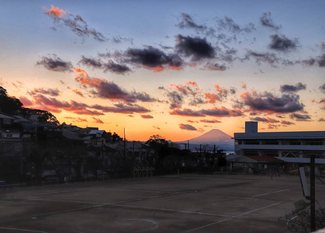 葉山町のインスタグラム：「- 誰もがみんな子どもだった  #葉山歩き  #葉山 #hayama #葉山小学校 #母校 #夕日 #富士山 #緊急事態宣言 中の #リモートトリップ #帰り道 に思わず撮った #イマソラ #地元 #ふるさと って感じの景色 #みんなのふるさとはどこですか？ #今日はとにかく寒かったね #暖かくしてお過ごしください #今日もおつかれさまでした」