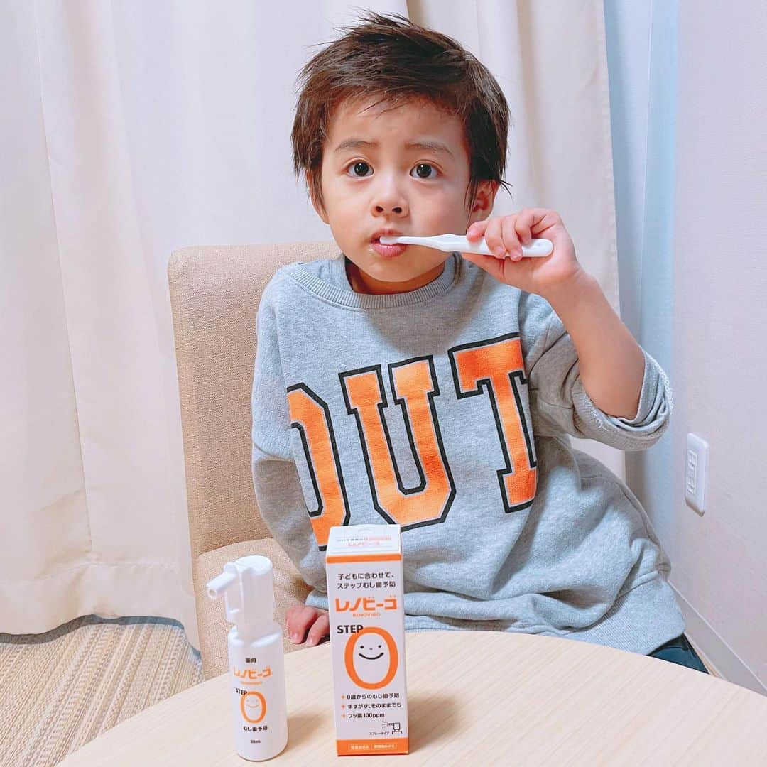 A_kun*mamaのインスタグラム：「ゴシゴシゴシゴシ🦷🪥 ﻿ 歯みがき大好きあーくんです👦🏻 ﻿  ﻿ 歯は🦷一生使う大事なものなので ﻿ あーくんが赤ちゃんの頃から常日頃 ﻿ ケアには気をつけていて ﻿ 歯科検診にも3ヶ月に1回は必ず通っています🥼 ﻿  ﻿ あーくんが毎日使っているのが ﻿ むし歯予防のフッ素スプレー ﻿ 【レノビーゴ】です。 ﻿  ﻿ 100ppmの低濃度フッ素入り歯みがきで ﻿ 液体スプレーになっています ﻿ 🦷むし歯の発生及び進行の予防 ﻿ 🦷歯周炎( 歯槽膿漏) の予防 ﻿ 🦷歯肉炎の予防 ﻿ 🦷歯を白くする　効果があります。 ﻿  ﻿ 使い方はとても簡単で ﻿ 歯ブラシやガーゼにシュッとして使うだけ‼️😳 ﻿ スプレーでフッ素ケアができて ﻿ とても使いやすいのく ﻿ あーくんは歯ブラシに自分で ﻿ シュッシュッするのが大好きなんです😍 ﻿  ﻿ 張り切って最後までやってくれるので ﻿ 歯磨き時間もとてもスムーズで ﻿ 楽しい時間になっています👦🏻✌️💕 ﻿  ﻿ 研磨剤・発泡剤が配合されていなくて ﻿ 使用後にくちすすぎは必要ないので ﻿ 歯の生え始めた赤ちゃんから安心して ﻿ 使えるのでオススメです👶🦷✨ ﻿  ﻿ 親として子どものキレイな歯を守っていく為に🦷 ﻿ 毎日できることをしっかりと続けて ﻿ これからもむし歯ができないように ﻿ 見守っていきたいと思います💓 ﻿  ﻿ レノビーゴは ﻿ 中身は変わらずパッケージの ﻿ デザインが可愛くリニューアルし ﻿ 薬局、ドラッグストア、赤ちゃん用品店、 ﻿ EC、歯磨き粉売り場で販売されているので ﻿ 是非チェックしてみてください❤️ ﻿  ﻿  ﻿  ﻿ #赤ちゃん歯みがき #ゾンネボード製薬#PR #レノビーゴ #こども歯みがき #フッ素塗布 #仕上げハミガキ #フッ素デビュー #赤ちゃん歯ブラシ #歯みがきデビュー #乳歯ケア #虫歯予防 #はみがき #歯ブラシ #おやばか部 #おやばか #親バカ部 #おやばかぐらむ #子供がいる生活 #ママさんと繋がりたい  #こそだてぐらむ #こそだて日記 #成長記録 #育児日記 #おとこのこ #男の子ママ #男の子ベビー﻿」