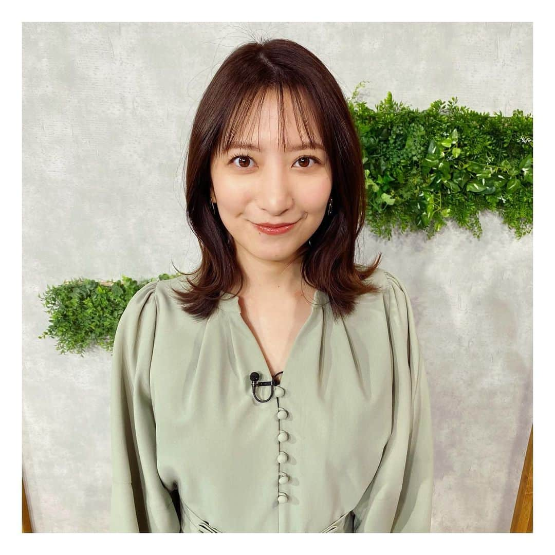 笹崎里菜のインスタグラム：「🙍‍♀️ 写真撮るときに、 口開けるのと開けないの、 どっちがいいかいつも悩む🤫 まぁ、どっちでもいいか🧚‍♀️💖 それより基本的に仕事がアナウンサー1人だから 誰とも一緒にならず写真もいつも1人だから悲しい🤧 へるぷみー🥺💛🧡❤️ #前髪少し切りました #薄前髪 #分けたり下ろしたり #便利薄前髪 #お気に入り」