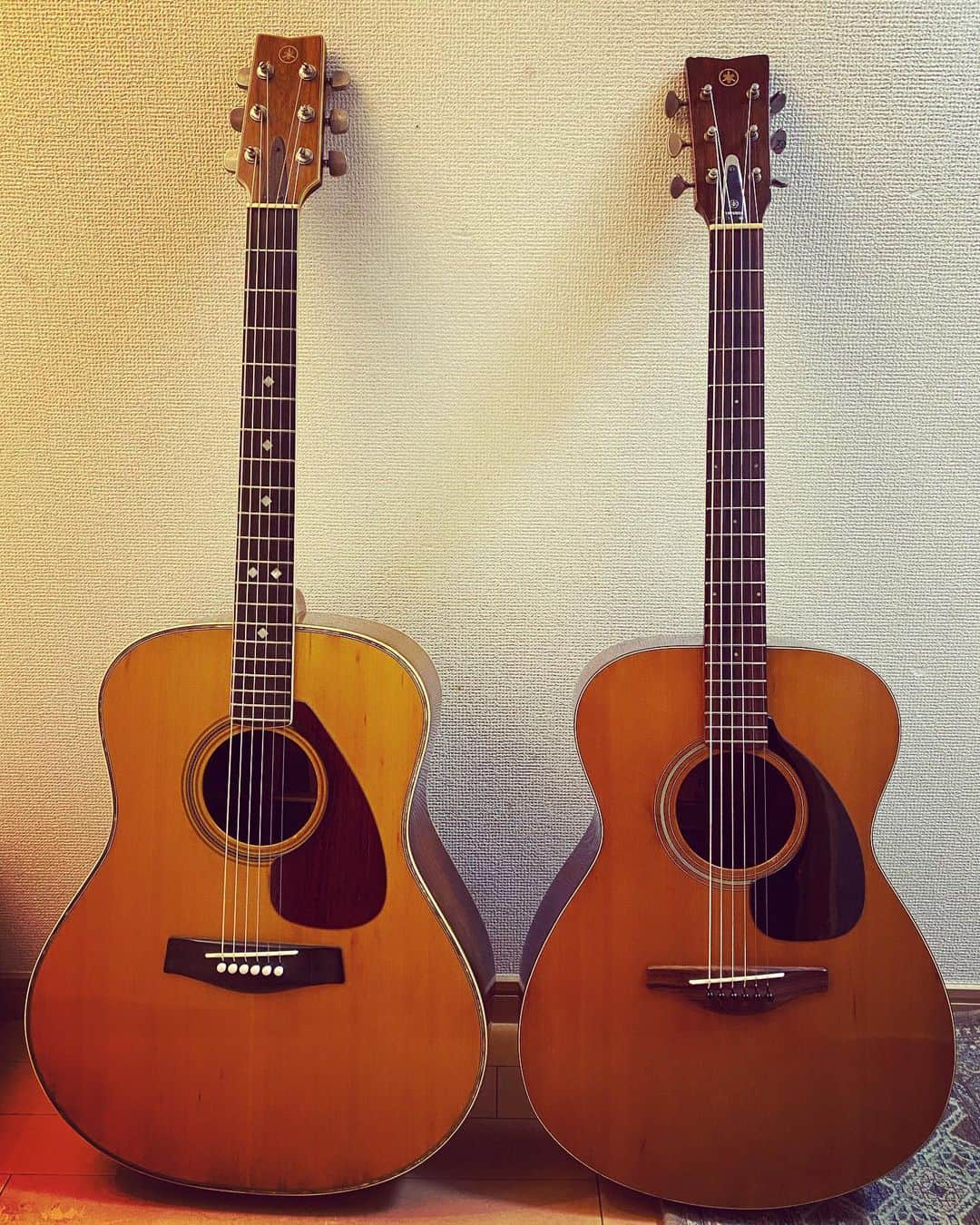 わたなべだいすけさんのインスタグラム写真 - (わたなべだいすけInstagram)「左 FG1000 1973年12月21日 製造 右 FG150  おそらく1960年代後半 製造 #yamahafg1000 #yamahafg150  新しいピカピカのギターよりシワや白髪だらけの古いギターの方が好きだな。」2月9日 20時00分 - daisukewhatanabe