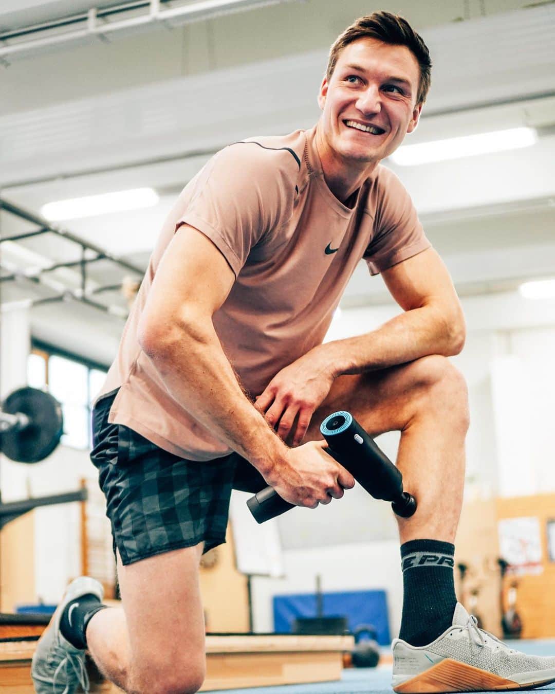のインスタグラム：「Anzeige - Kurz meine @flowsportstech_germany PRO angelegt und schon kann das Training beginnen! 💪🏼⚡️ #goodday #feelgood #findyourflow #flowpro #athletelife #selfmassage #workout #mymondayworkout」