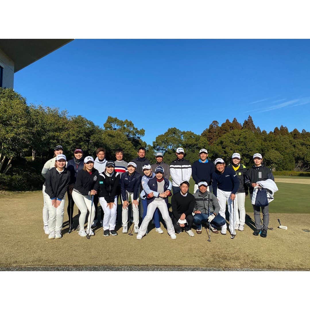 山内日菜子のインスタグラム：「． 今日はとてもいい機会でした✨ 宮崎のプロゴルファーや研修生が、 こんなに集まって、ゴルフできるのは 宮崎ならではだなと思いました😁✨ これからもみんなで頑張りたいですね！！ 今日はとてもいい日でした😌 また練習がんばろう！！！！！！！ #宮崎 🌴 #宮崎レイクサイドゴルフ倶楽部」