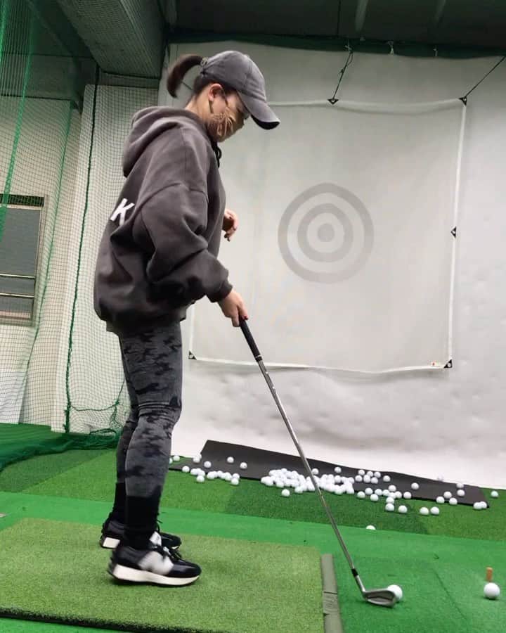 のインスタグラム：「アイアンショット🏌️‍♀️  後方側から📷  #ゴルフ #ゴルフスイング #ドライバーショット #ゴルフ女子  #女子プロゴルファー #みのりんレギンス #練習にもはきやすい #アネラ #パーカー」