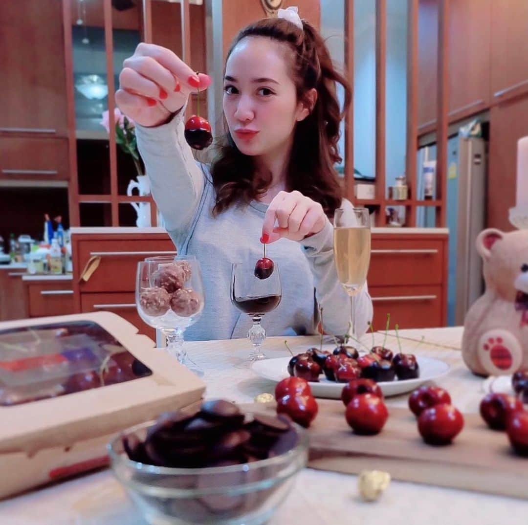 インヤのインスタグラム：「Cherries from Chile & Chocolate  คือทุกอย่างที่ หญิง ต้องการ 🍒🍫😋✨ ร่างกายสดใสด้วยวิตามินจากธรรมชาติ พร้อมสารต้านอนุมูลอิสระ แถมรสชาติแสนอร่อย หากแวะซุปเปอร์มาเก็ตที่ไหน อย่าลืมลองซื้อมาทานกันนะคะ 🛒🍒 #CherriesFromChile #FruitsFromChile #FoodsFromChile #AseanProChile  #Chileancherries #เชอร์รี่ชิลี」