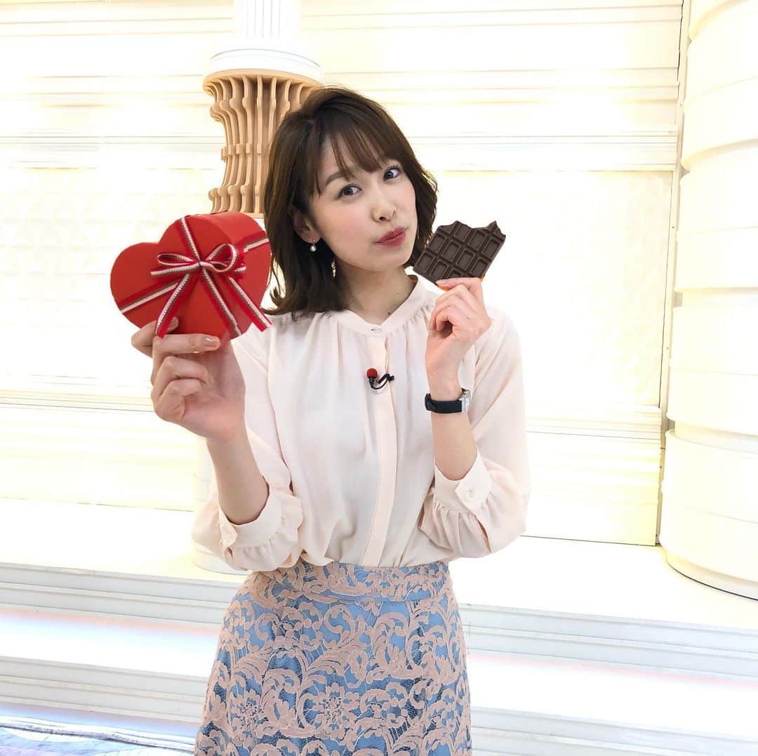 のインスタグラム：「もうすぐバレンタインですね🍫💕 そこで良原アナにバレンタインの思い出を 聞いてみました✨  ------------ 幼稚園のころ、 好きな男の子へハートの缶に入った チョコレートを渡そうと その男の子の元へいくと・・・ チョコレートを渡したい女の子たちの長い列が！  その列に並んで すべり台で遊んでいたその男の子が 降りてくるのを待って渡しましたが 恥ずかしくて「どうぞ」としか言えなかったんです🙈  と幼いころのかわいいエピソードを 話してくれました💓  今年のバレンタインは日曜日。 おうちでゆっくり自分へのご褒美チョコレートを楽しむのもいいかもしれませんね☺️  #nスタ #井上貴博  #ホラン千秋 #良原安美  #ニュース #tbs #チョコレート #バレンタイン #すべり台 #本命チョコ #思い出 #2月14日」