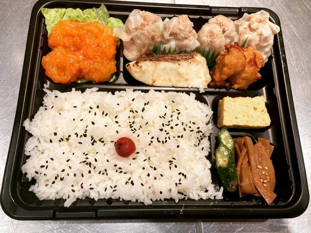 魚金のインスタグラム：「超豪華🐖林SPFポーク挽肉100%使用の「焼売弁当」860円(税込) 魚金の赤坂店で、明日より販売です🐽🐽🐽 焼売が、まぁー絶品！ そして焼き魚、エビチリなどなどおかずが満載！ぜひ一度食べて頂きたいです♡ #魚金 #赤坂 #弁当 #焼売弁当 #林spfポーク #魚だけじゃない #魚金の真骨頂 #美味しいは正義 #元気出してこっ」