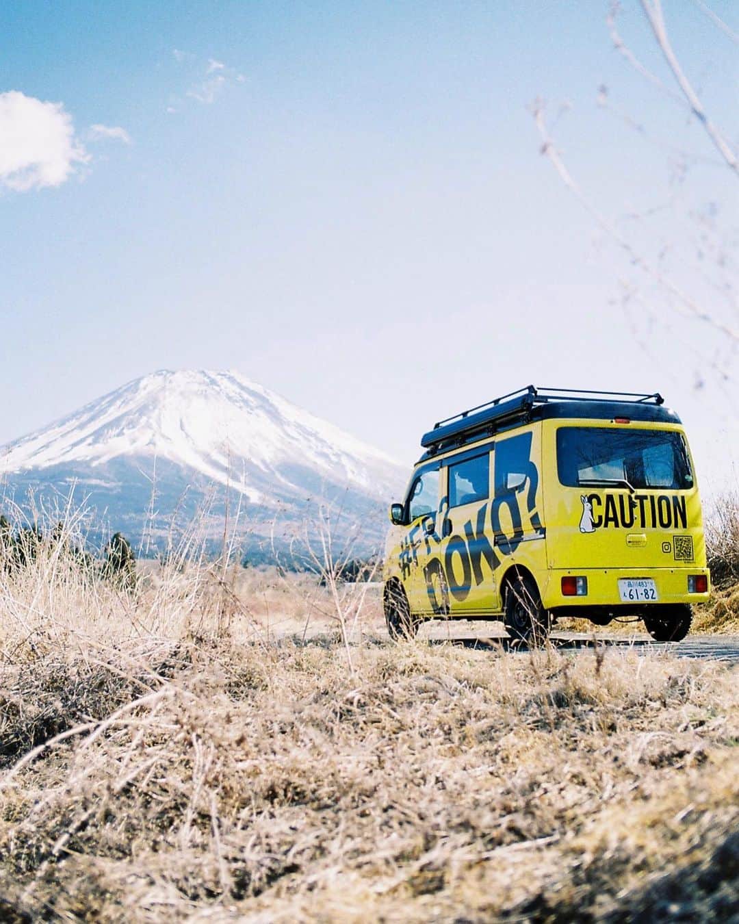 石川涼のインスタグラム：「Where is a #FR2 ??  みんなが移動出来ないならこっちから売りに行くぞ！と言うことで  #FR2 の新しい販売業態として移動型販売店舗「#FR2DOKO?」が始まります。 全国各地を #FR2DOKO 専用の移動販売車が神出鬼没に登場します。そこでしか購入出来ない限定商品を持ってあなたの街にも現れるかも？！  GPSアプリ「ZENLY」を用い移動している様子や、今どこで販売しているかをリアルタイムで閲覧することが出来ます。  #FR2DOKO?では全国各地で店舗、テナント、ご自宅、駐車場、空きスペース等を貸して頂ける方を探しています。詳しくは fr2doko@gmail.com まで🚕🐇🔥  #FR2DOKO#fxxkingrabbits#移動販売車 #頭狂色情兎#Smokingkills®#caution #filmphotography#leica#leicamp #leicamphermes#kodak#leicacamera」