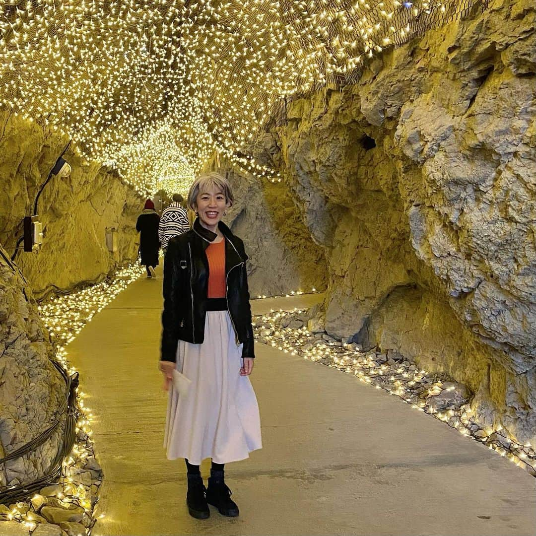 朝倉真弓さんのインスタグラム写真 - (朝倉真弓Instagram)「✨江島神社参拝✨﻿ ﻿ 本当は1月中に行きたかった﻿ 江島神社の正式参拝。﻿ ﻿ ですが、緊急入院になってしまい、﻿ 立春を過ぎた先週末に﻿ 参拝いたしました。﻿ ﻿ それが大正解❣️﻿ ﻿ ゆったりとした時間のなかで、﻿ 心ゆくまでお参りすることができました。﻿ ﻿ ﻿ 1枚目の写真は、﻿ 岩屋に行く手前で見えた富士山🗻﻿ 手前には、烏帽子岩も見えます♪﻿ ﻿ 入院中から、﻿ なぜか富士山と縁が深い私。﻿ ﻿ 今年は登頂にチャレンジか⁉️﻿ ﻿ ﻿ 2枚目は、ライトアップされた岩屋。﻿ ﻿ 後ろにいたカップルの、﻿ 「ユニバやん！」﻿ という言葉にツボりました。﻿ ﻿ たしかに﻿ ユニバーサルスタジオにありそうな﻿ 雰囲気ですね😆﻿ ﻿ ———・———・———・———・———﻿ 朝倉のﾌﾟﾛﾌｨｰﾙはｺﾁﾗ→@mayumi_asakura﻿ ———・———・———・———・———﻿ ﻿ #江島神社﻿ #江ノ島﻿ ﻿ ………………………………………………………… ﻿ プロフィール欄より、朝倉真弓の﻿ パーソナルサイトに飛べます。﻿ ﻿ サイトの無料会員登録、﻿ 引き続き募集中！﻿ ﻿ 限定動画などをお送りしております！﻿ …………………………………………………………﻿ ﻿ #グレイヘア #グレーヘア #グレイヘアモデル  #ヘアモデル #白髪 #白髪染めやめた #若白髪 #grayhair #grayhairstyle #greyhair #アラフィフ女子 #40代 #アラフィフ #自分を好きになる #コンプレックス解消 #講師 #講演家 #朝倉真弓 #ファッション #アラフィフファッション #アラフィフメイク #エイジレス #アラフィフコーデ #美容師 #ヘアメイク #ヘアサロン #シルバーヘア」2月9日 20時06分 - mayumi_asakura