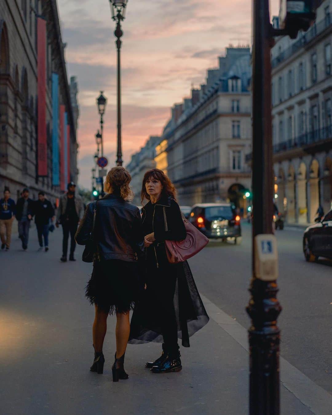 Putri Anindyaのインスタグラム：「Fashionista //   One thing I love about Paris is how relax they are with the fashion. I thought Paris was the fashion capital, I thought I couldn’t dress bad in that city, but turns out the locals are so chill about it. They dress effortlessly nice. I don’t understand branded stuffs well but I can differentiate which one is the local or the tourist by the look and which bag they wear lol. Most of the locals I saw don’t really flaunt their expensive bag or clothes everyday. They just wear it in a special occasion. They don’t use the one that has so many logos of the brand too. Ce n’est pas chic, probablement 😂. But that is just my opinion from my observation and some discussions with my local friends there. I like how some French love to buy their outfit from local brands that still new to support them.」