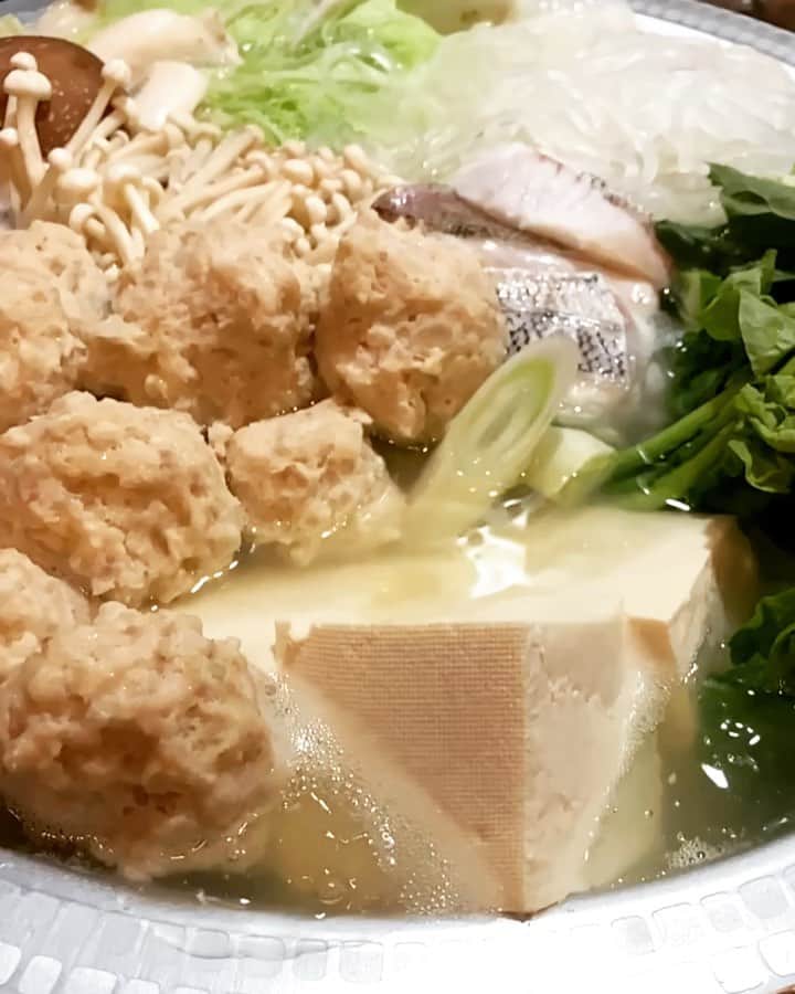桜井誠のインスタグラム：「今日は水炊き 揺れる豆腐の躍動感 肉団子が美味しく出来た🍲」