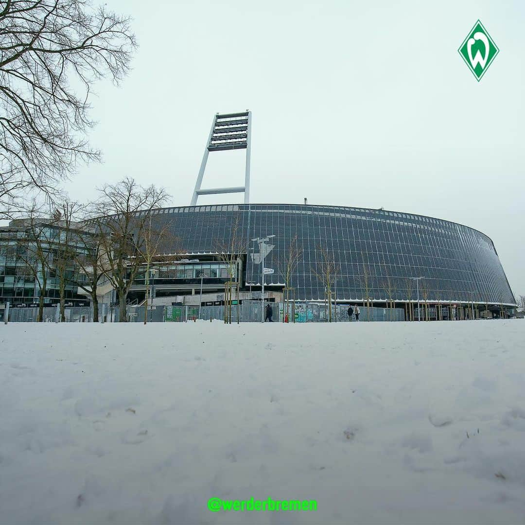 ヴェルダー・ブレーメンさんのインスタグラム写真 - (ヴェルダー・ブレーメンInstagram)「❄️ Icy Osterdeich _______ #werder #bremen #svw #winter #schnee #osterdeich #wohninvest #weserstadion #nordphoto」2月9日 20時07分 - werderbremen