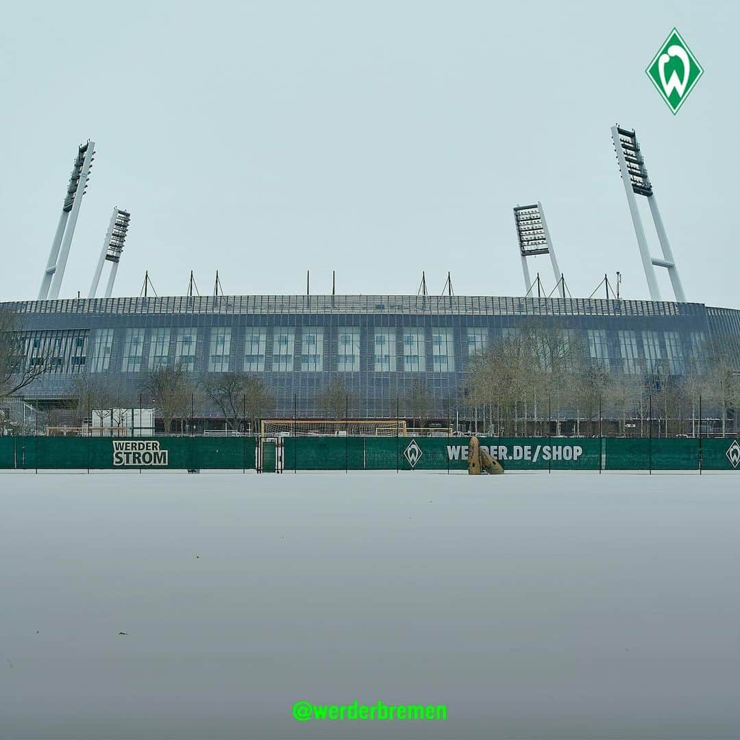 ヴェルダー・ブレーメンさんのインスタグラム写真 - (ヴェルダー・ブレーメンInstagram)「❄️ Icy Osterdeich _______ #werder #bremen #svw #winter #schnee #osterdeich #wohninvest #weserstadion #nordphoto」2月9日 20時07分 - werderbremen