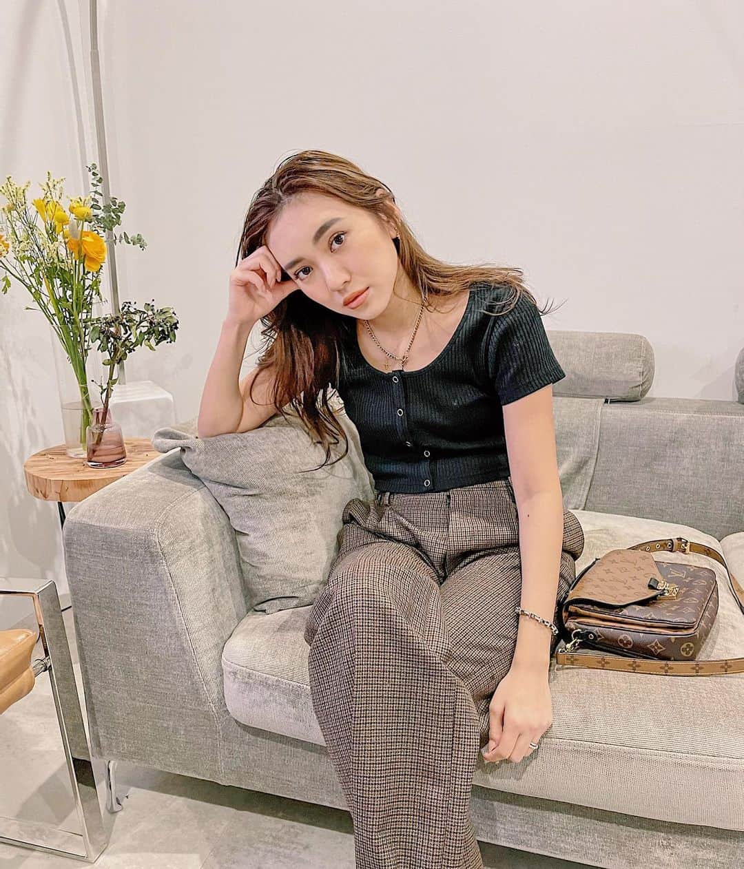 佐々木彩乃のインスタグラム：「EVRISのショートTはどれもサイズ感が最高😽 リブ素材で伸縮性も良し👌 @evris_official」