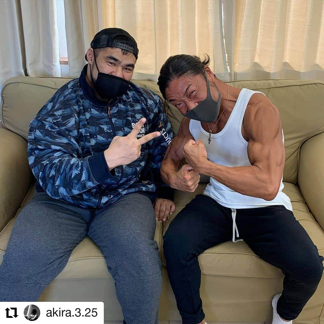 清水泰地のインスタグラム：「#Repost @akira.3.25 • • • • • • . . 日本が誇る世界の最強バルク💪🏿 清水泰地選手 . ロニーコールマン @ronniecoleman8 からも知られていたのだから、 その存在感は当然です🔥 . 初めて清水選手を生で見たマッスルコンテストの時は、強烈な印象でしたね‼️ . （清水選手のアカウントに飛んでご覧ください🔥） . 画像:2 亀仙人のコスプレは有名ですよね😆 . . 大きな体に、大きな心の持ち主。 . 90年代のボディビルダーの話や食事など、、 . たくさんお話させて頂いて、とても充実した時間でした！ . 見た目大迫力ですが、かわいいところもあるのは、私だけの秘密にしておきます㊙️w . また、よろしくお願いします🙏🏽✨ . 押忍🔥 . . . #野獣ファミリー #痛みは喜び #負荷は愛情 #jbbf #fwj #ssa #ボディビル #bodybuilding  #トレーニング #ボディメイク #筋トレ #ダイエット #diet  #ワークアウト #フィットネス #ジム#gym #パーソナルトレーニング #パーソナルトレーナー #infinity24fitnessgym」