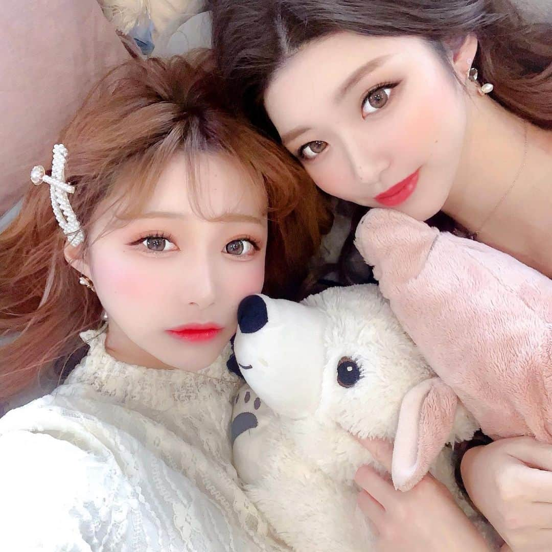 あやちゃんさんのインスタグラム写真 - (あやちゃんInstagram)「ベッドでごろごろ☁️ お部屋みたいなカフェでめちゃくちゃ可愛かったのー💓 カフェ写真は後日☕*° 声ブス相棒とツーショット🧁 この日のコーデはavecの新作🤍 おたのしみに💘 #ハラジュク201cafe #原宿カフェ #原宿スイーツ #原宿ランチ #カフェ巡り #おうちカフェ #東京カフェ #東京ランチ #双子 #声ブス #ぬいぐるみ #japanesegirl #japanesestyle」2月9日 20時20分 - aya.you.love.r