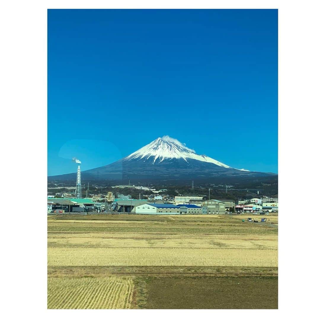 佐竹桃華さんのインスタグラム写真 - (佐竹桃華Instagram)「・ 目が覚めたら絶景で、 最高の目覚めだと思ったのも束の間。 マスクの中が大洪水で絶望しました🙃 ・ そしてまた新幹線でウトウト中です。 気を付けねば、、 ・ ・ ・ #超絶景#富士山 #もーかを添えて #今日は#全身ブラック #ポニーテール#でこっぱち #fredperry#addidas」2月9日 20時12分 - momokasatake